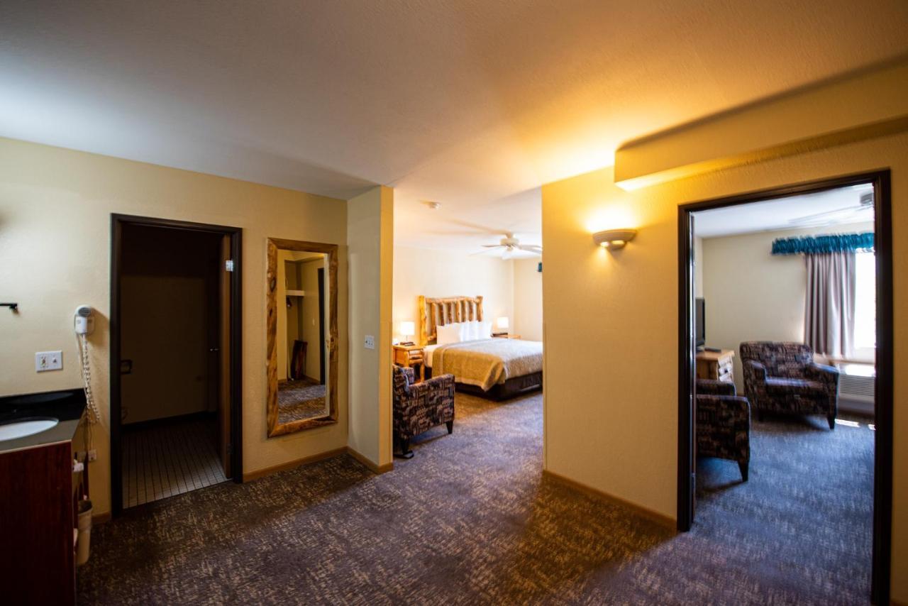 King Suite Two King Beds Courtside Non-Smoking