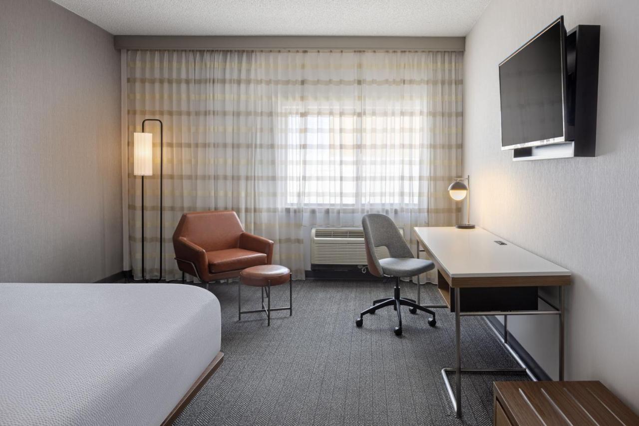 King Room Bathtub Mobility Access or Hearing Accessible