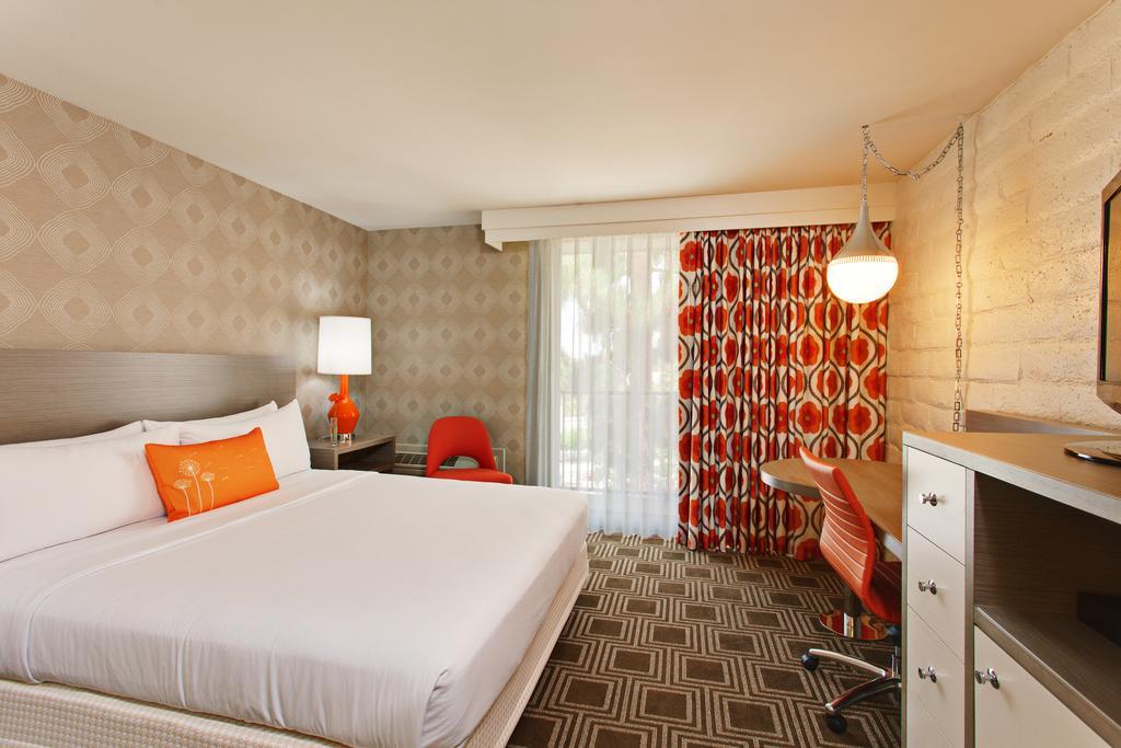 Deluxe King Room Pool View