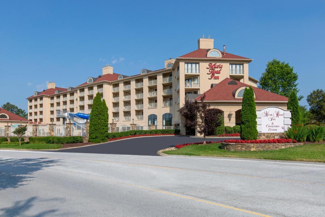 Deluxe Queen Mountain Water Park View Inn