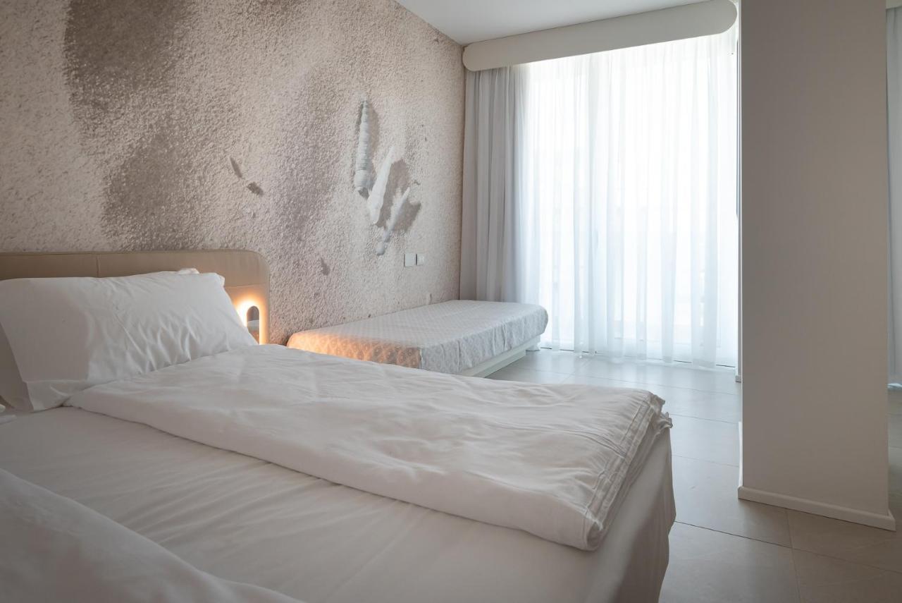 Superior Triple Room with Jacuzzi and Side Sea View