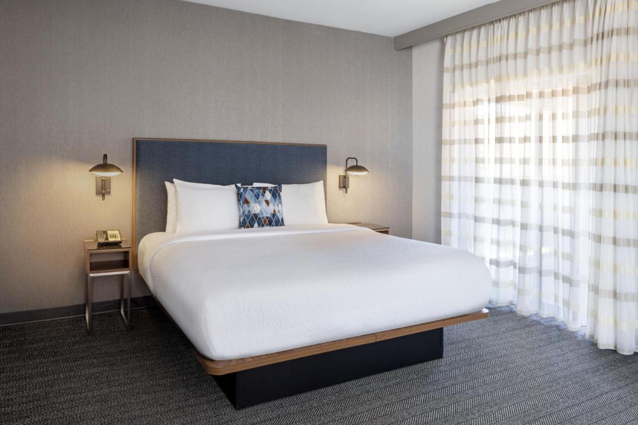 One-Bedroom Apartment King Bed Bathtub Sofa Bed Mobility Access or Hearing Accessible