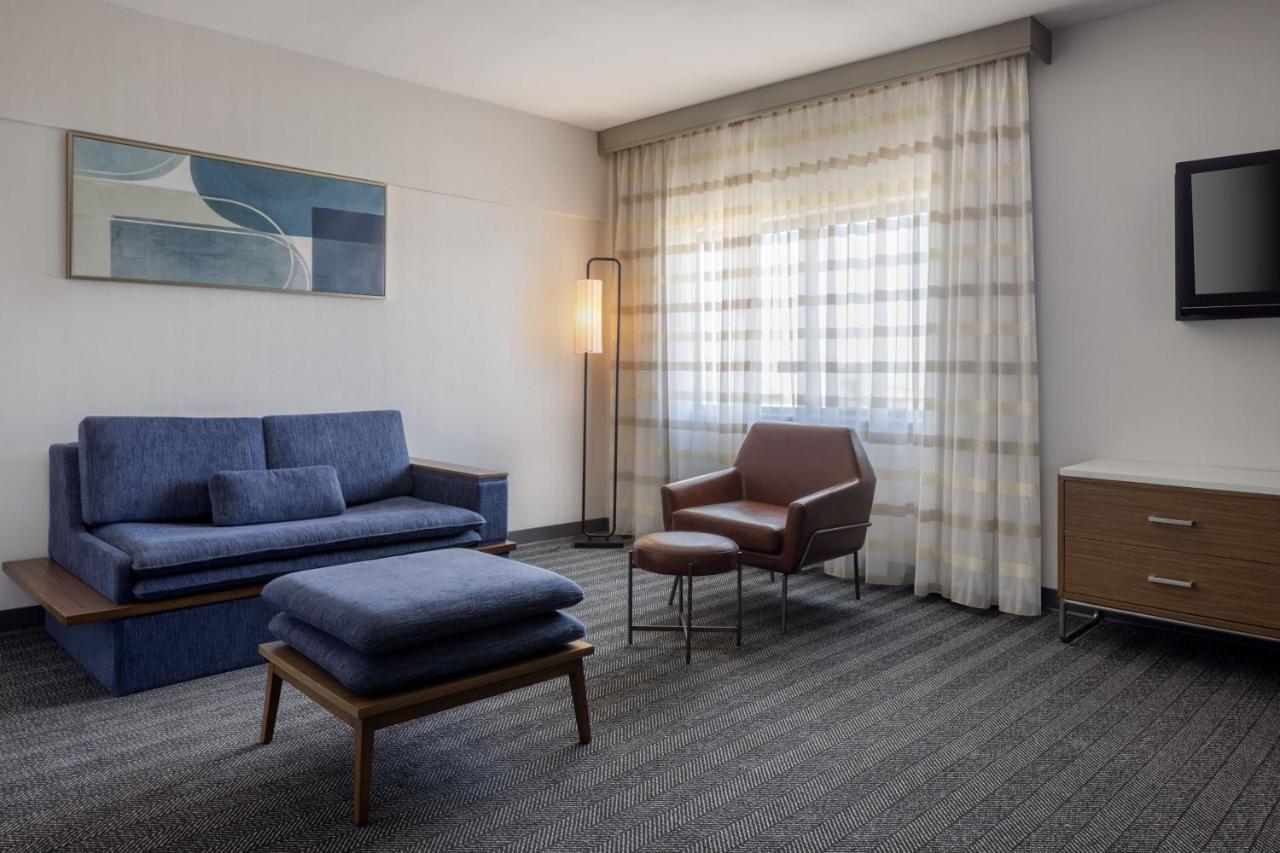 One-Bedroom Apartment King Bed Bathtub Sofa Bed Mobility Access or Hearing Accessible