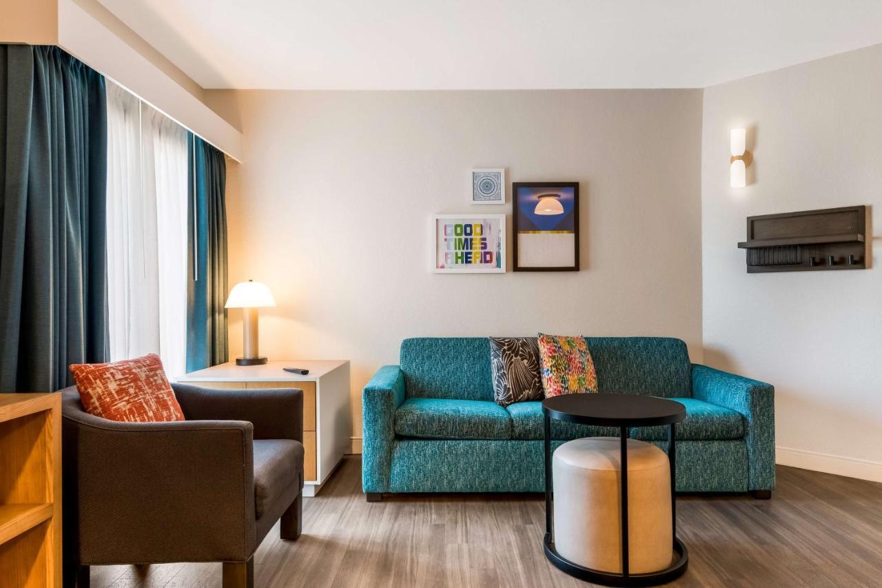 One-Bedroom King Suite Courtyard View