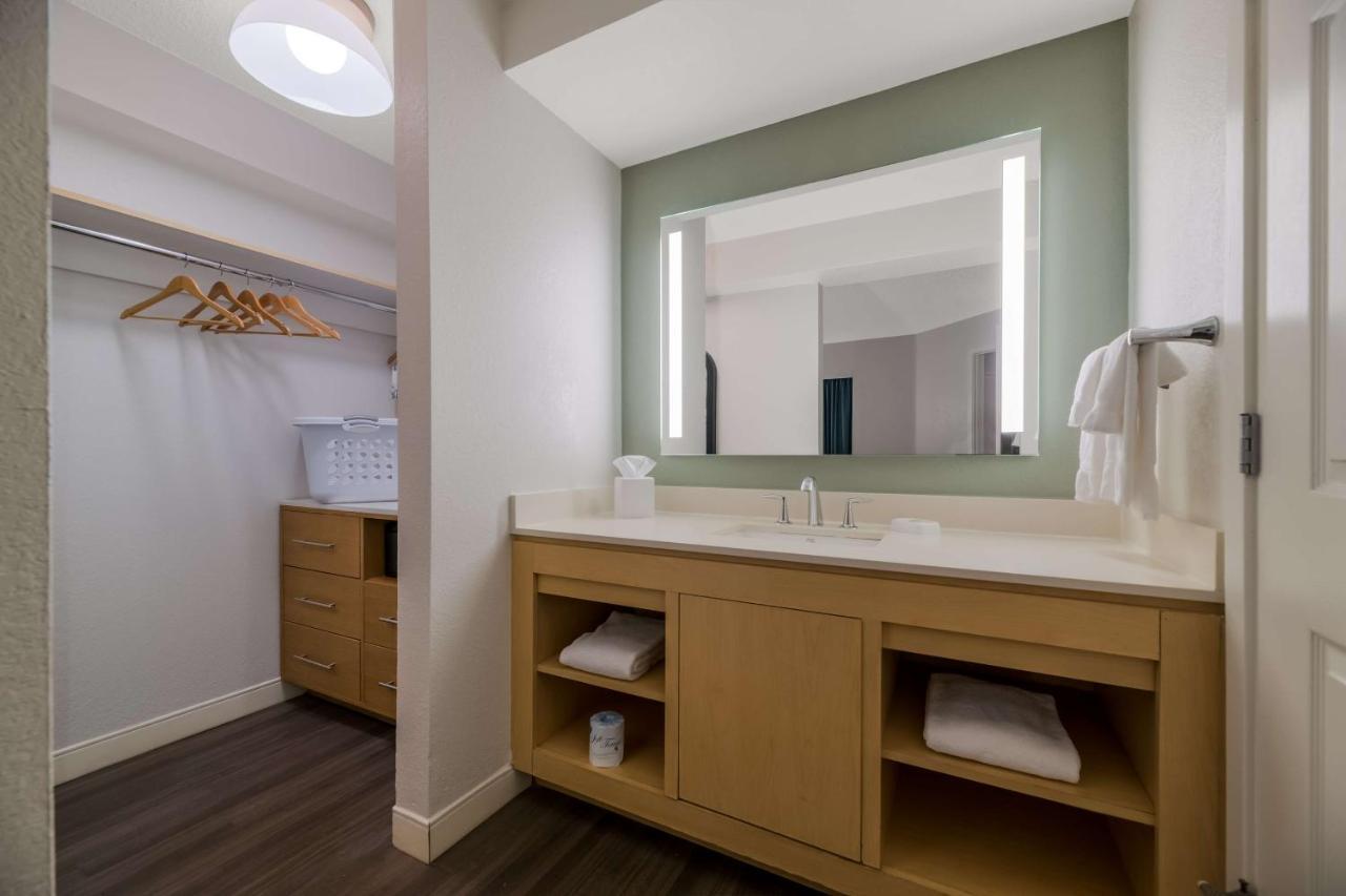 One-Bedroom King Suite Courtyard View