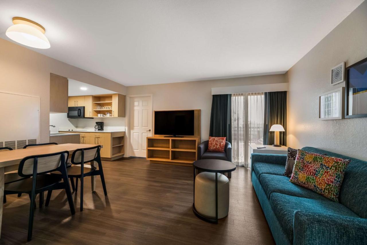 One-Bedroom King Suite Courtyard View