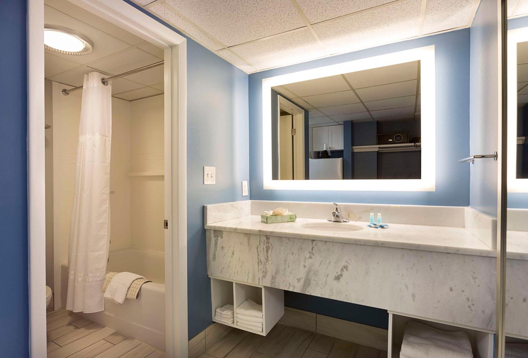 Queen Room Two Queen Beds Balcony Ocean Front or Non-Smoking