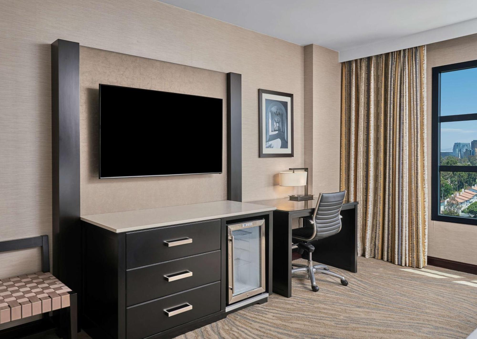 King Room Bath Tub Mobility Accessible