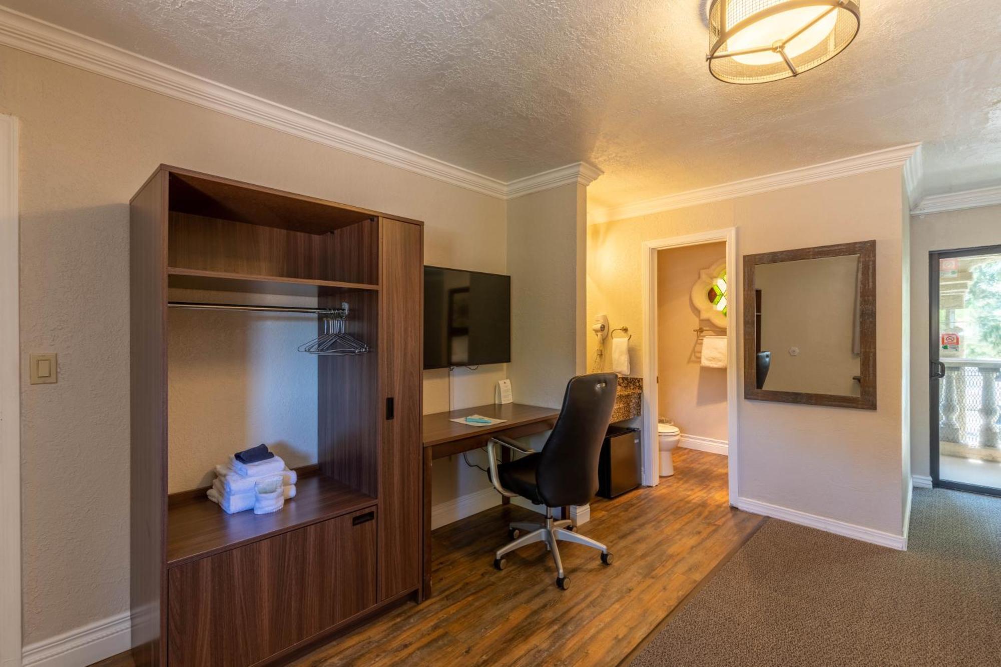 Standard Queen Room