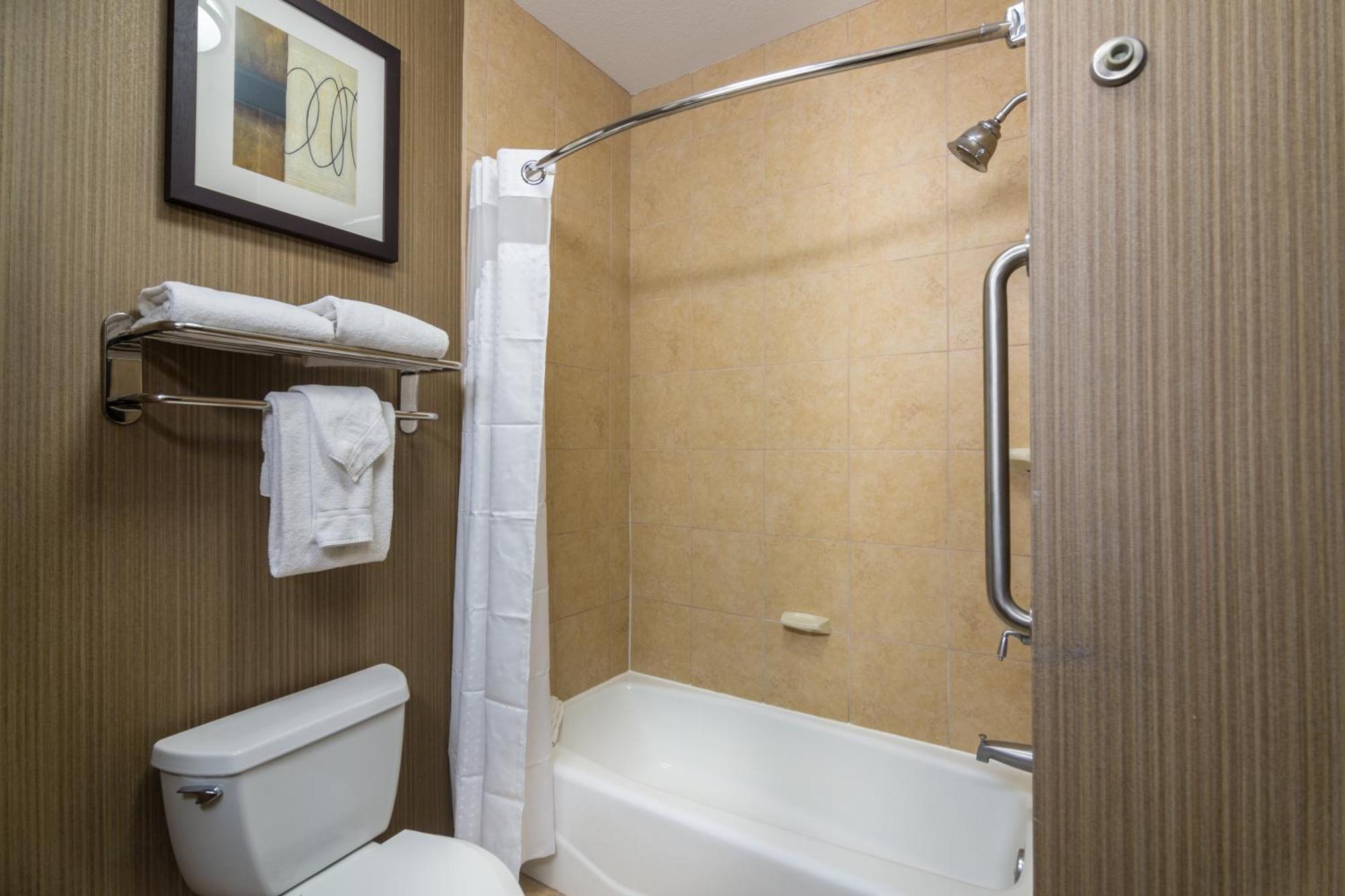 Standard Queen Room Two Queen Beds Mobility Accessible Tub
