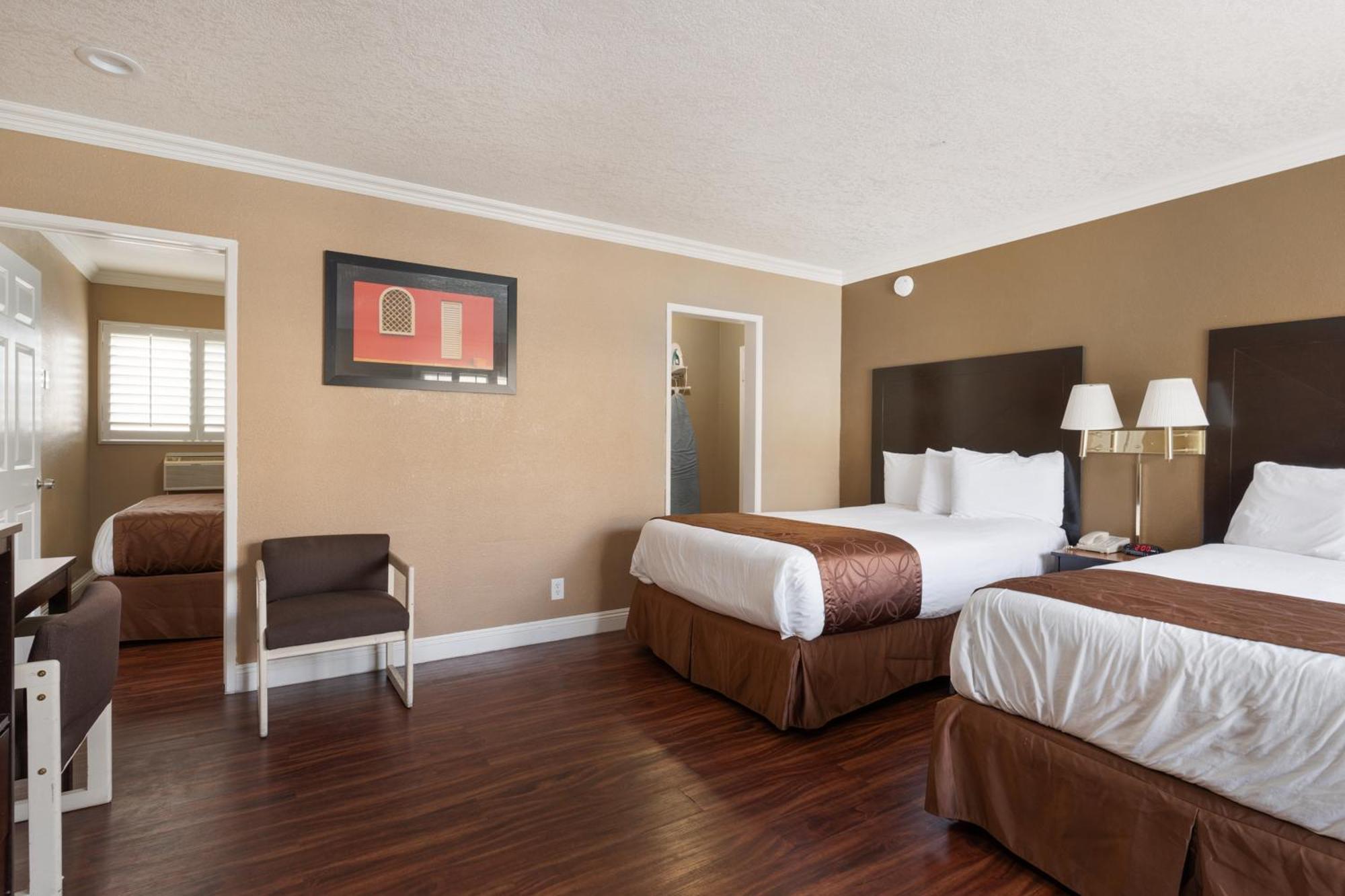 2 Double Beds 1 Queen Bed Suite Non-Smoking
