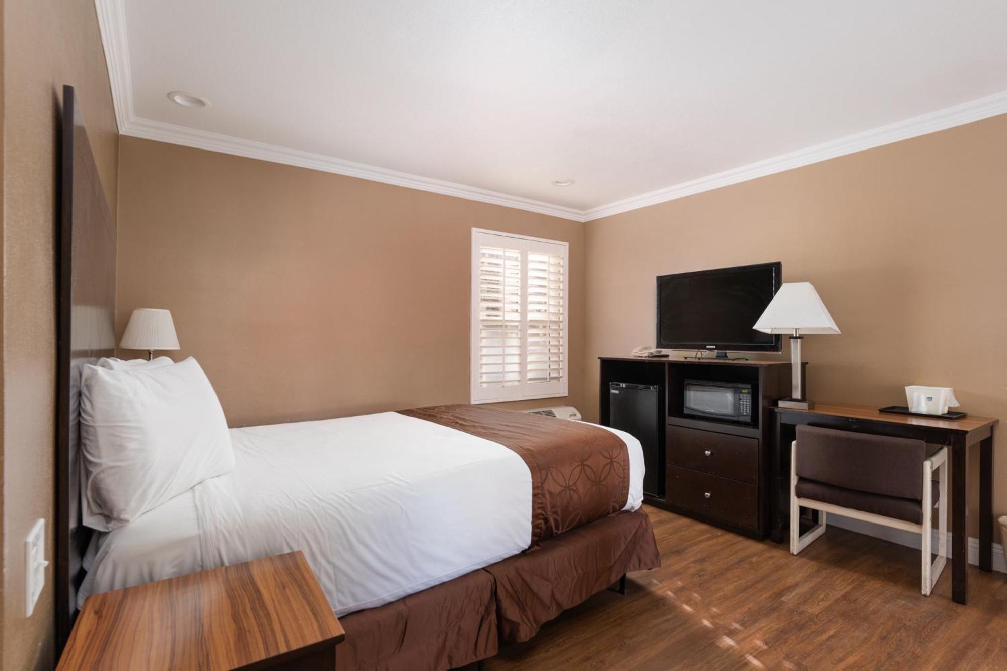 1 Queen Bed Non-Smoking