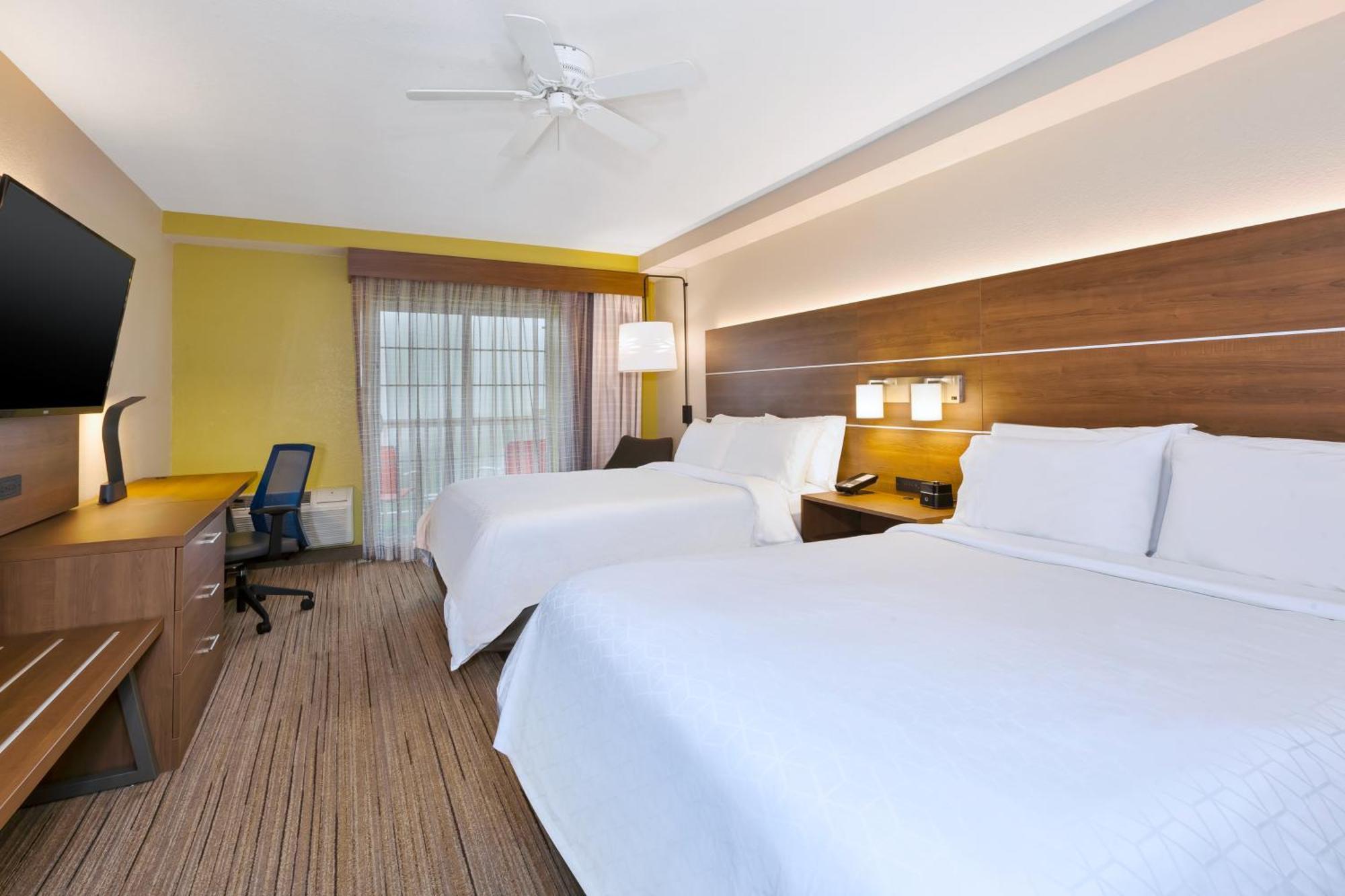 Queen Room Two Queen Beds Hearing Accessible