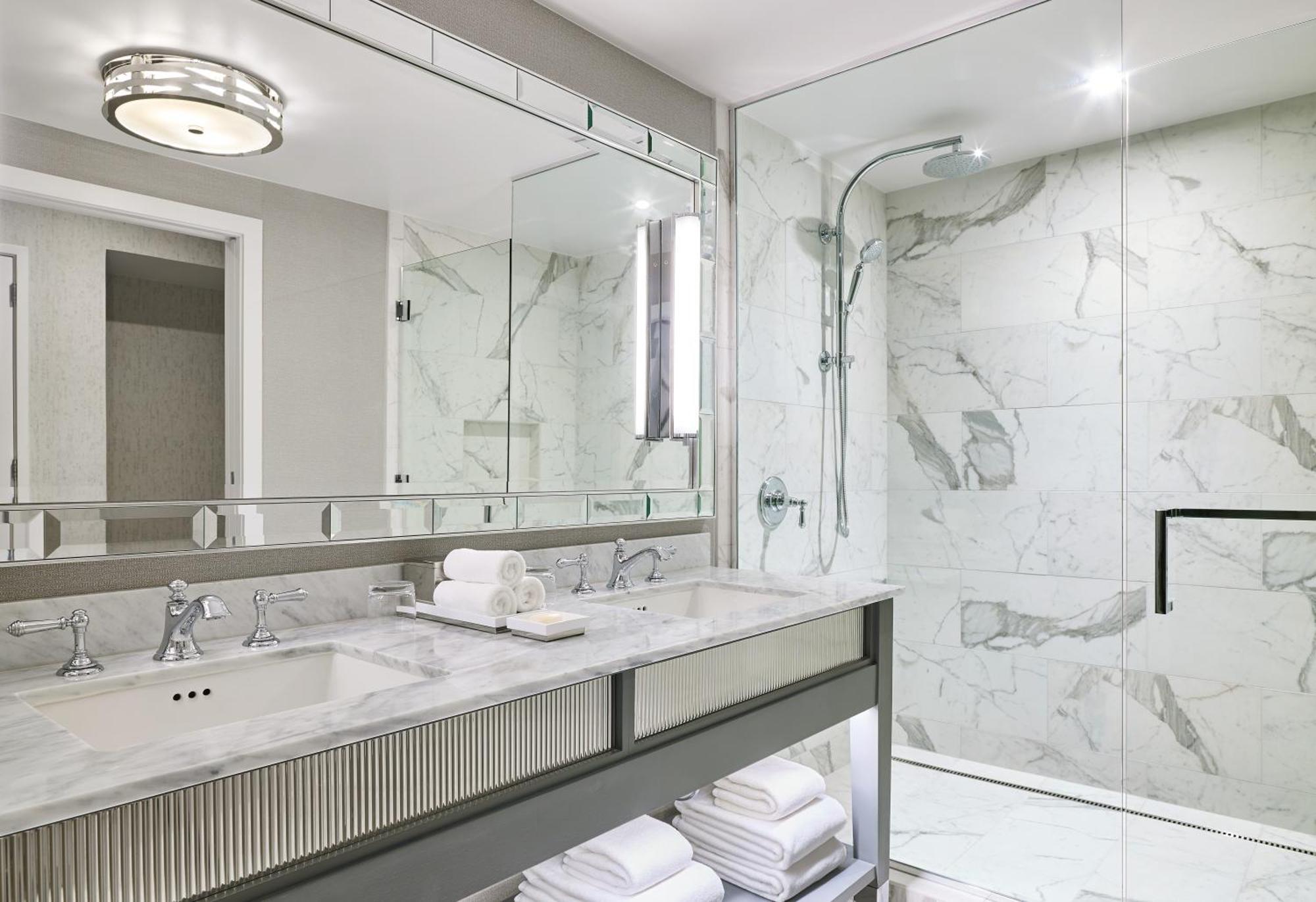 Deluxe King Room Mountain View Roll Shower Disability Access