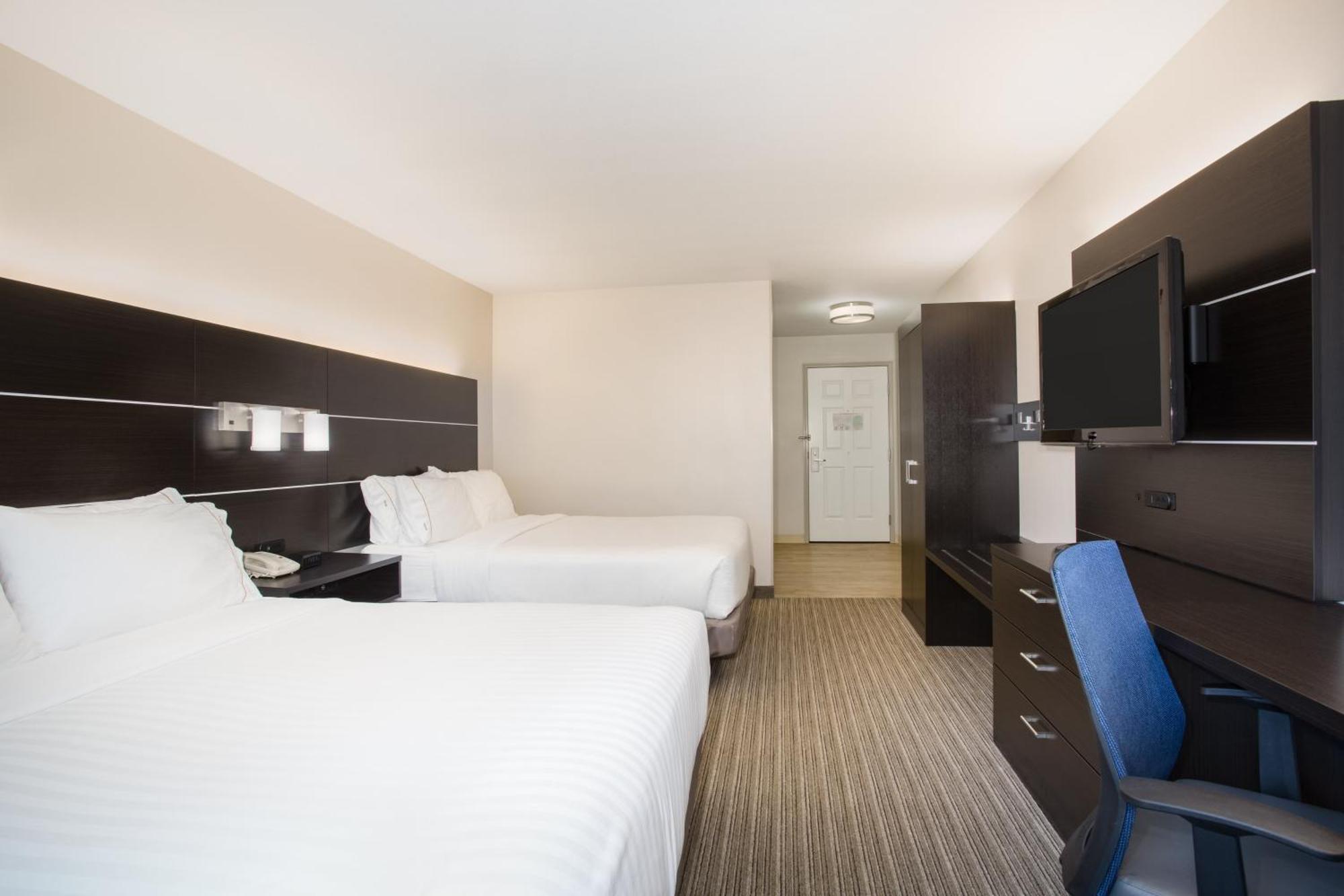 Standard Queen Room Two Queen Beds Mobility Accessible Tub