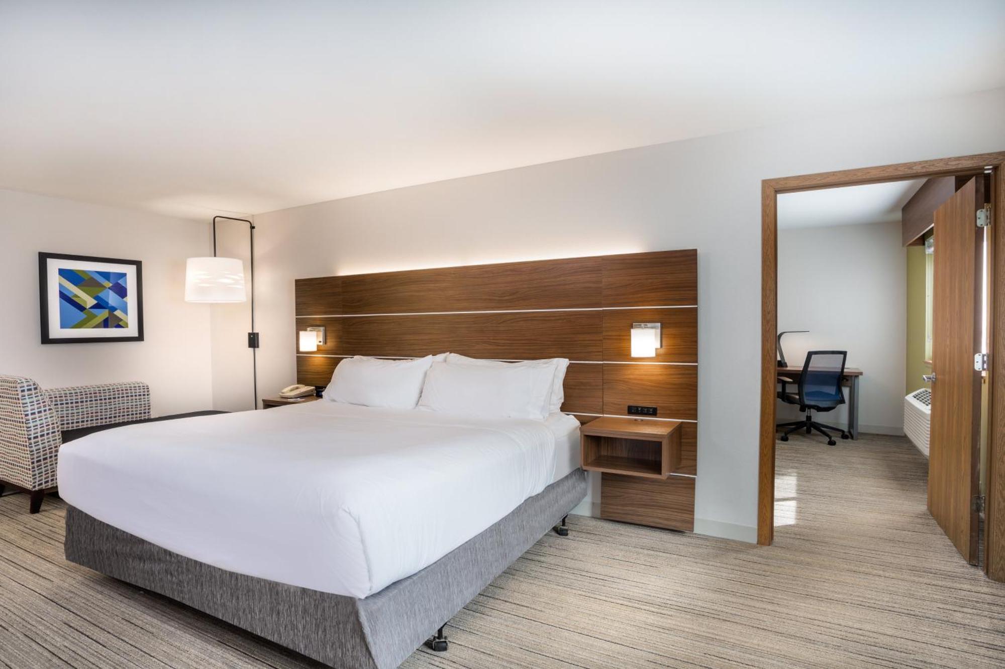 Two-Bedroom Suite One King Bed Two Queen Beds