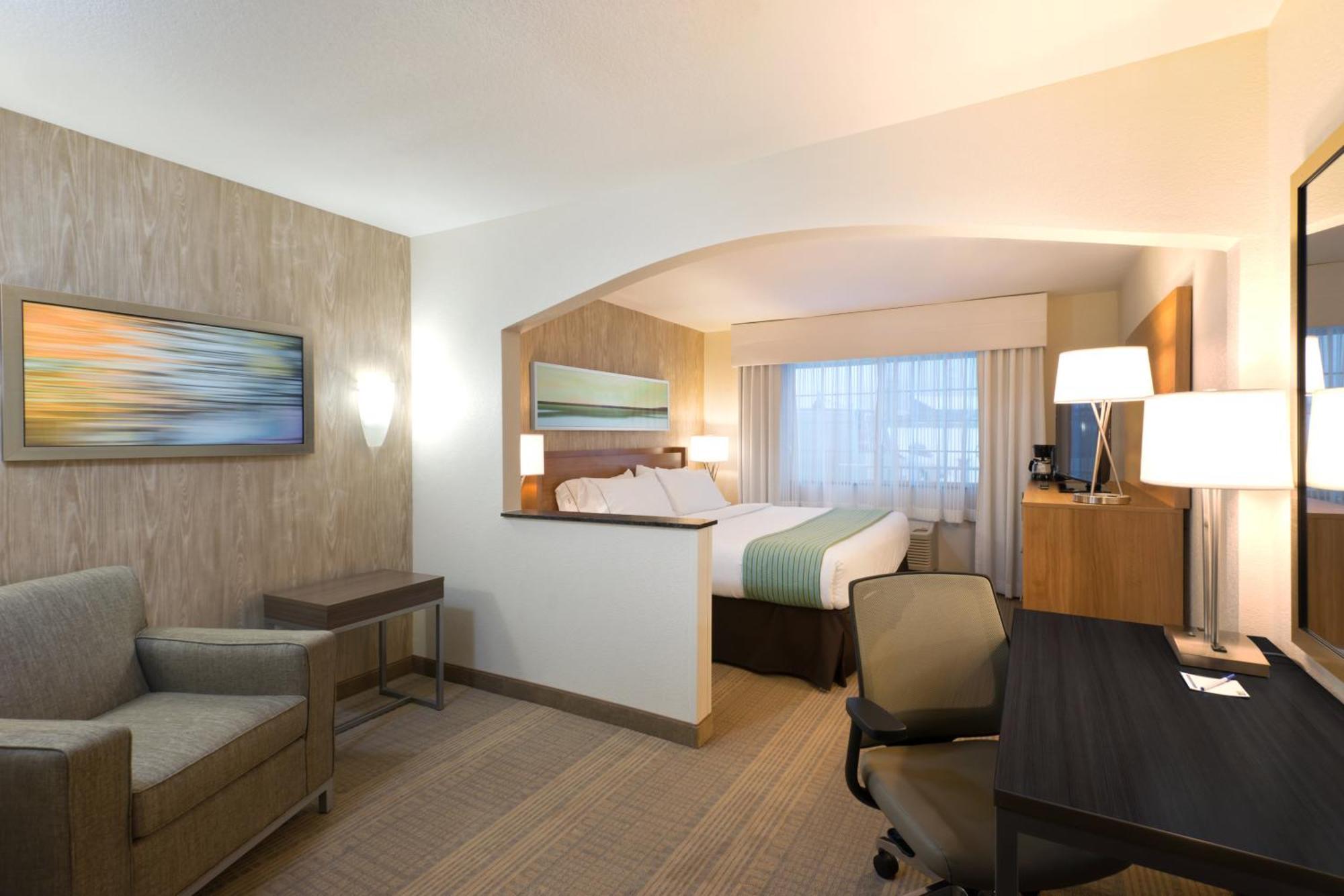 Suite Hearing Accessible Non-Smoking