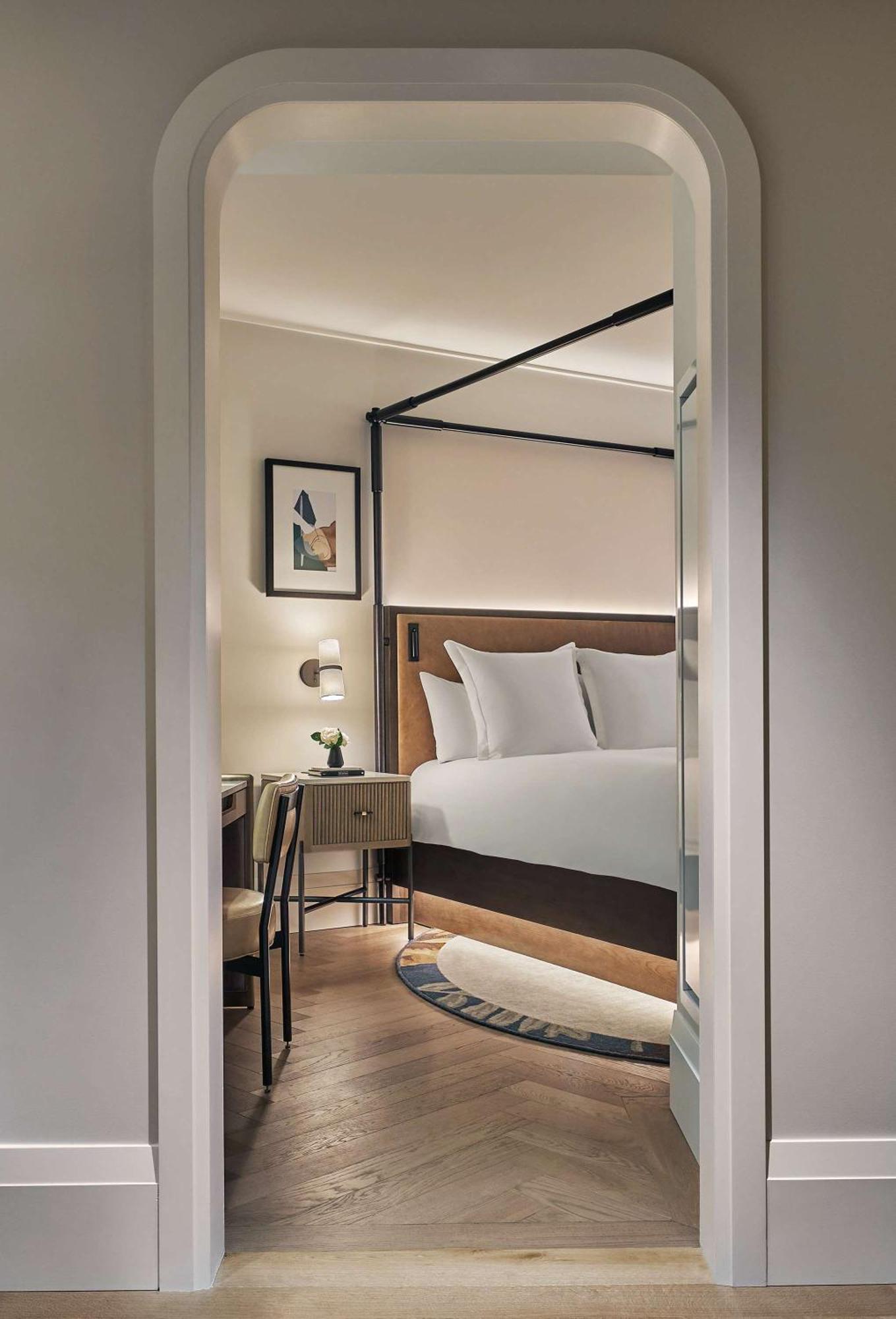 Corner River View King Room