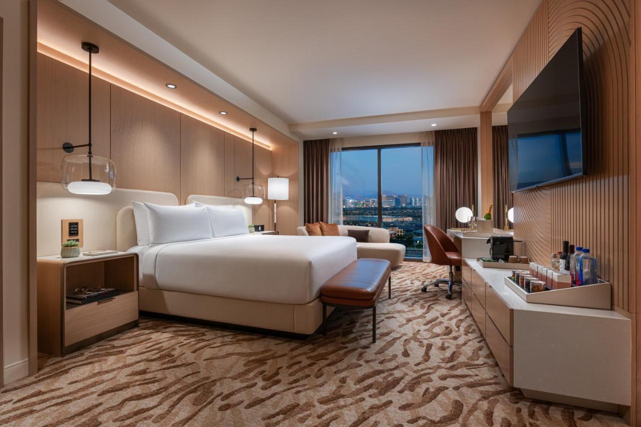 Resort King Strip View