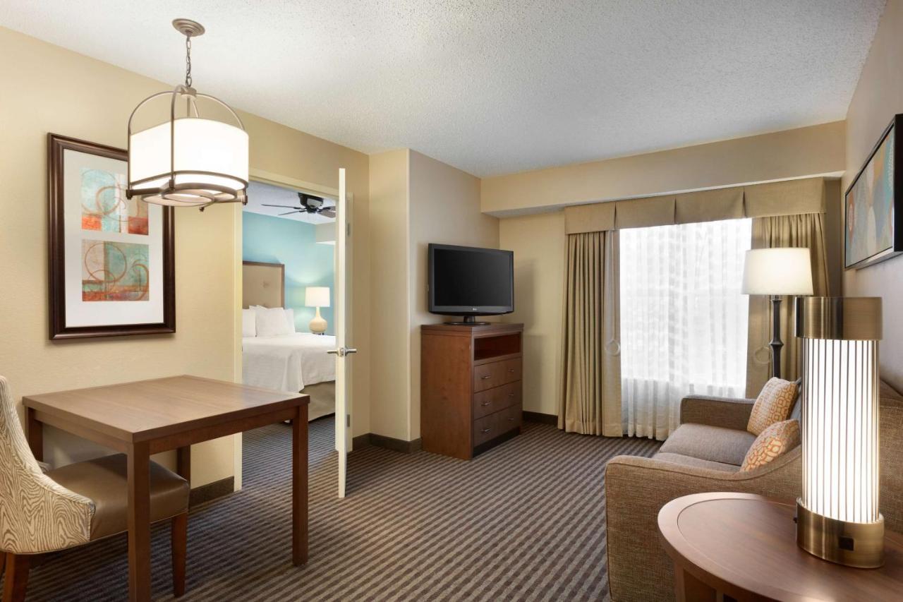 Queen Suite Tub Mobility Access or Non-Smoking