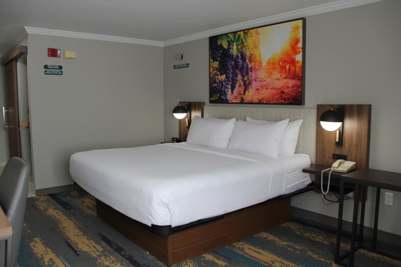 King Room Roll Shower Mobility Access or Non-Smoking