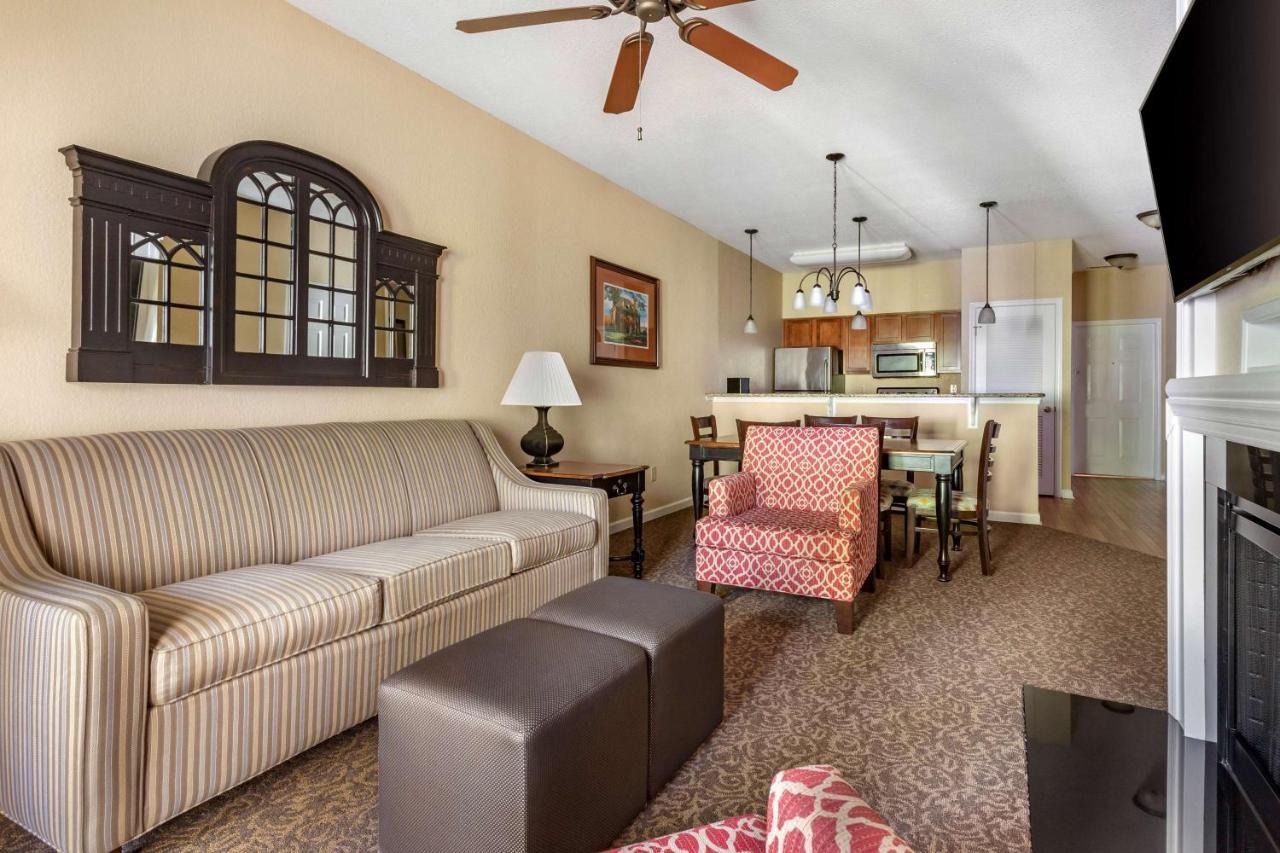 Two-Bedroom Suite One King Bed Two Twin Beds Roll Shower