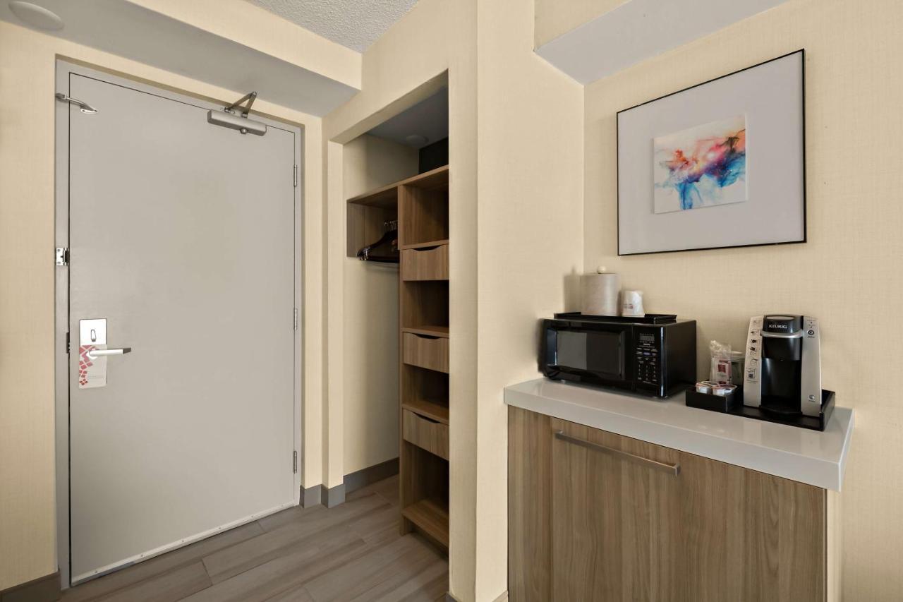 King Room Tub Mobility Hearing Access