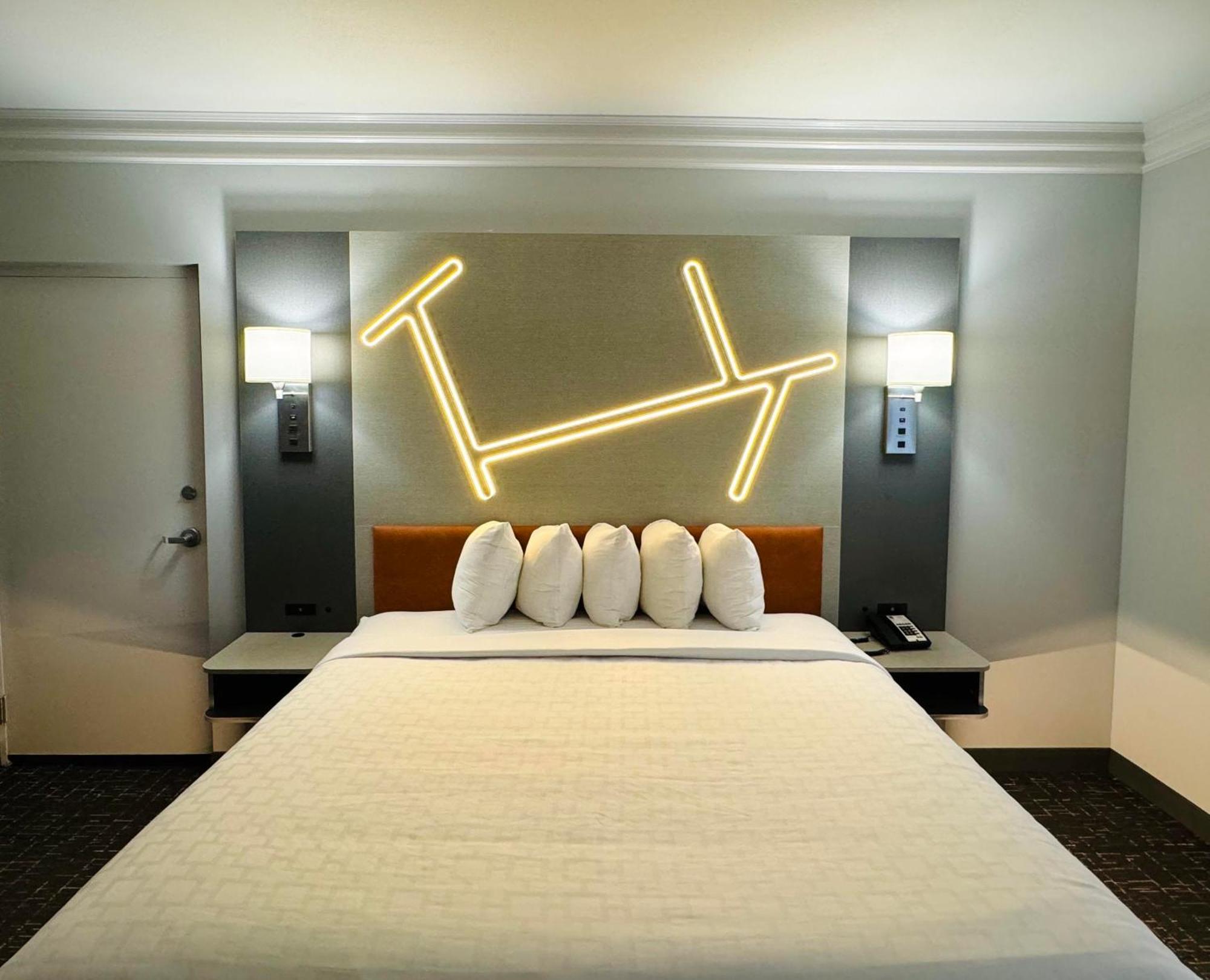 King Room Tub Grab Bars Mobility or Hearing Accessible Non-Smoking