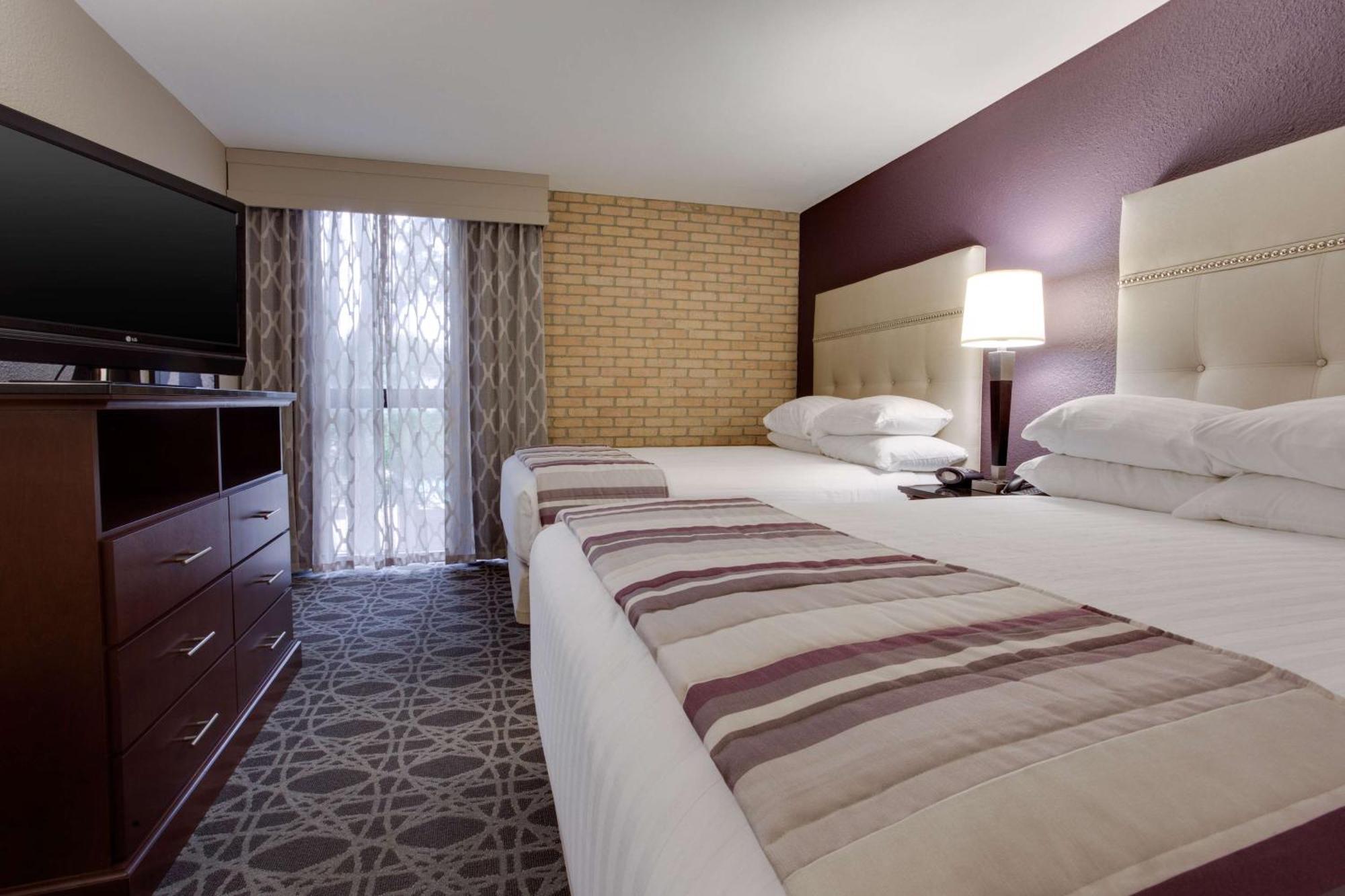 Queen Suite Two Queen Beds