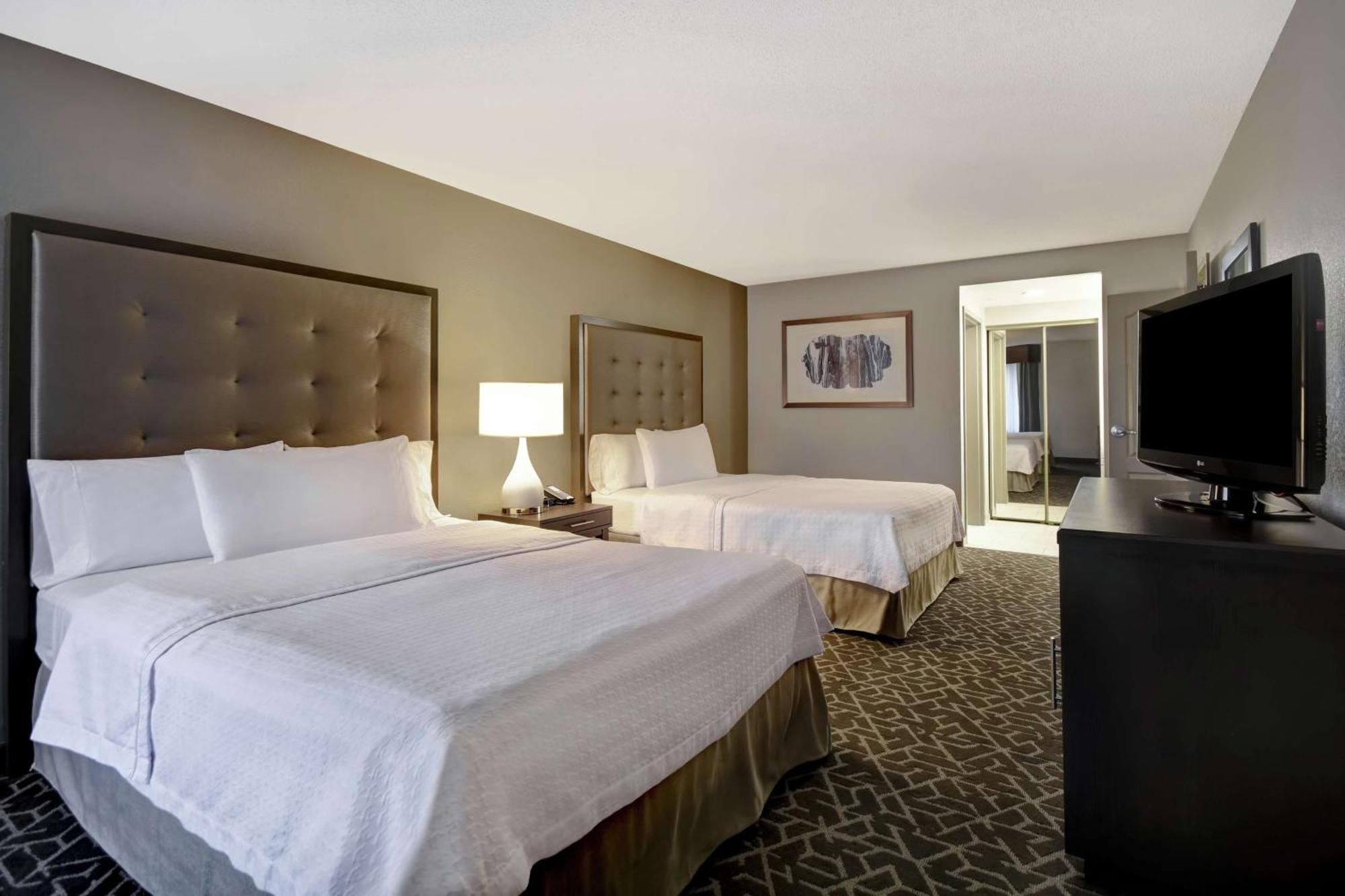One-Bedroom Queen Suite City View Non-Smoking