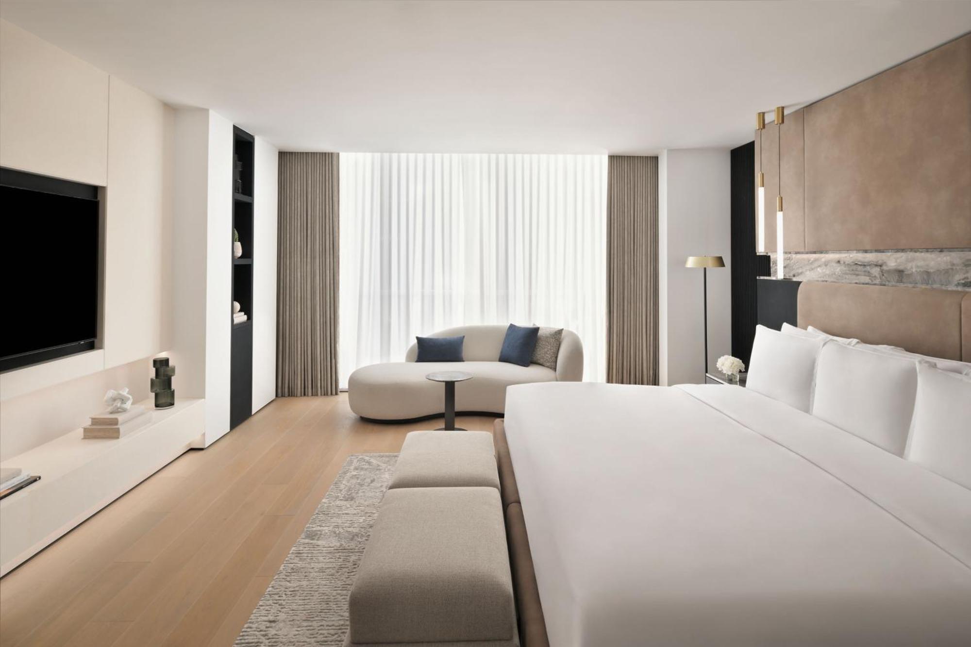 Apartament Prezydencki z łóżkiem typu king-size, widokiem na panoramę miasta i dostępem do salonu klubowego