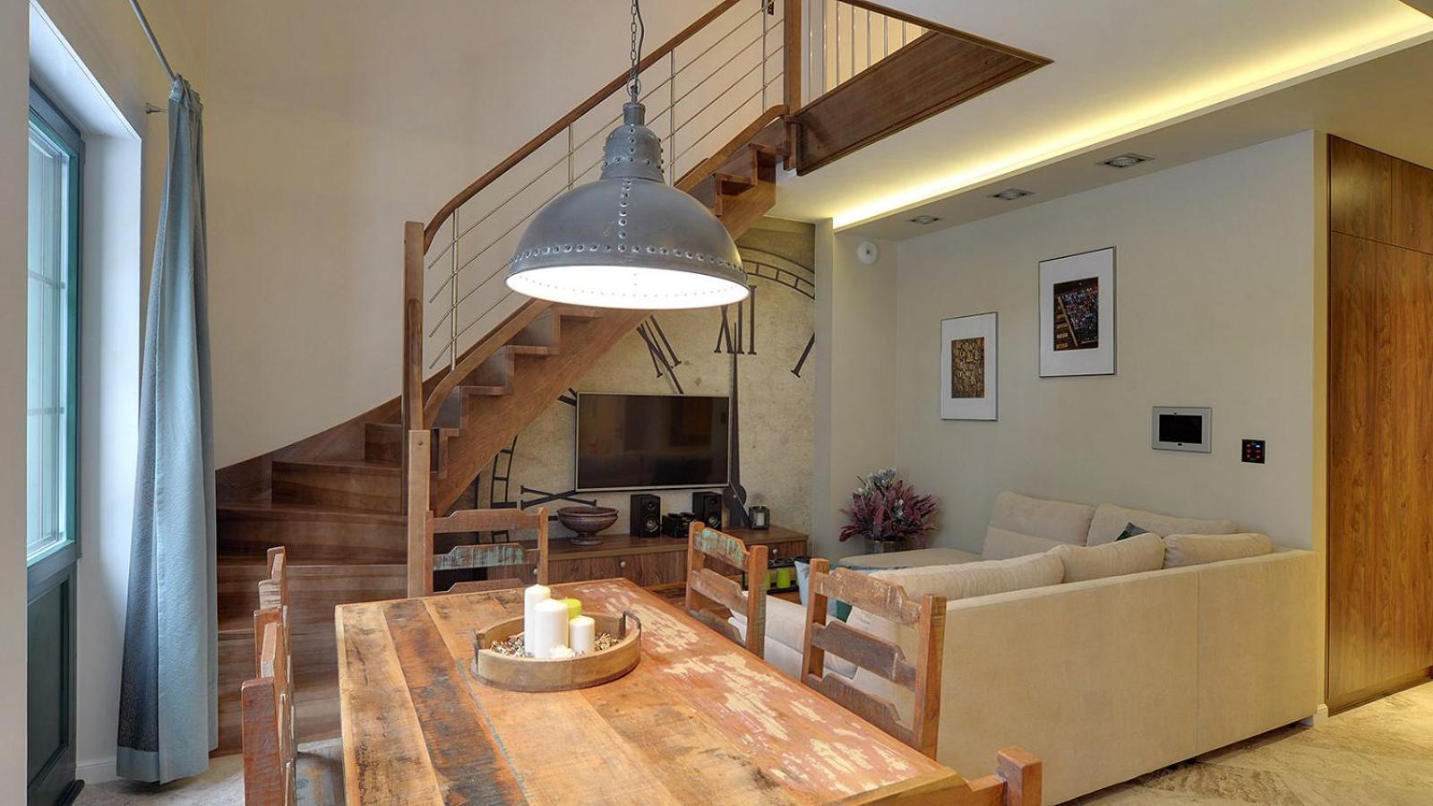 Loft typu Prestige z salonem, 2 sypialniami, balkonem i antresolą