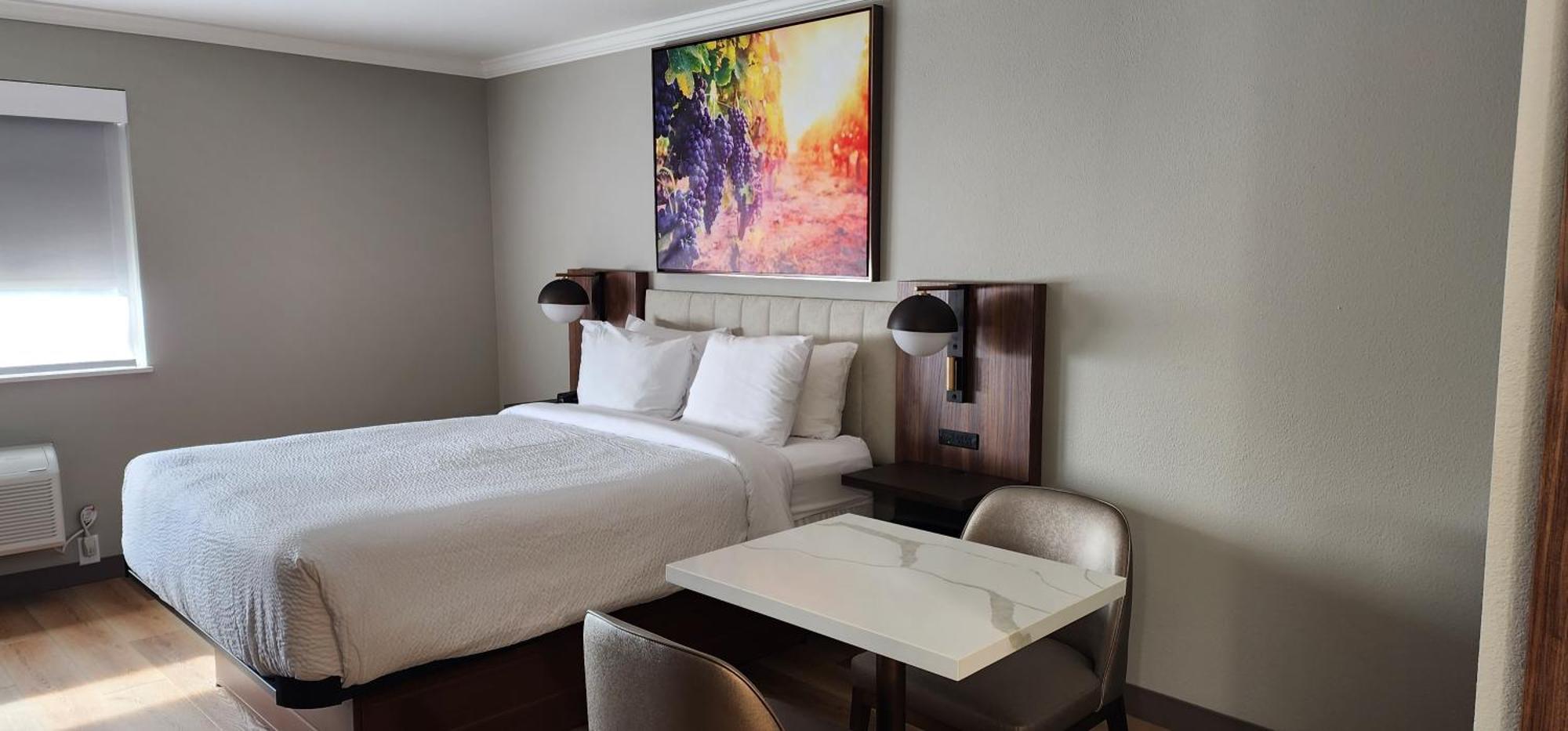 Deluxe Queen Room Kitchenette Non-Smoking