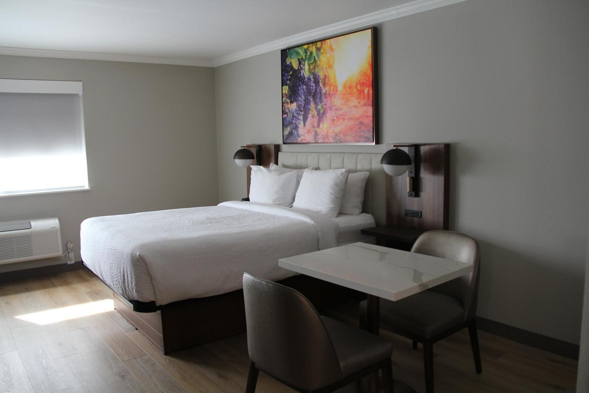 Deluxe Queen Room Kitchenette Non-Smoking