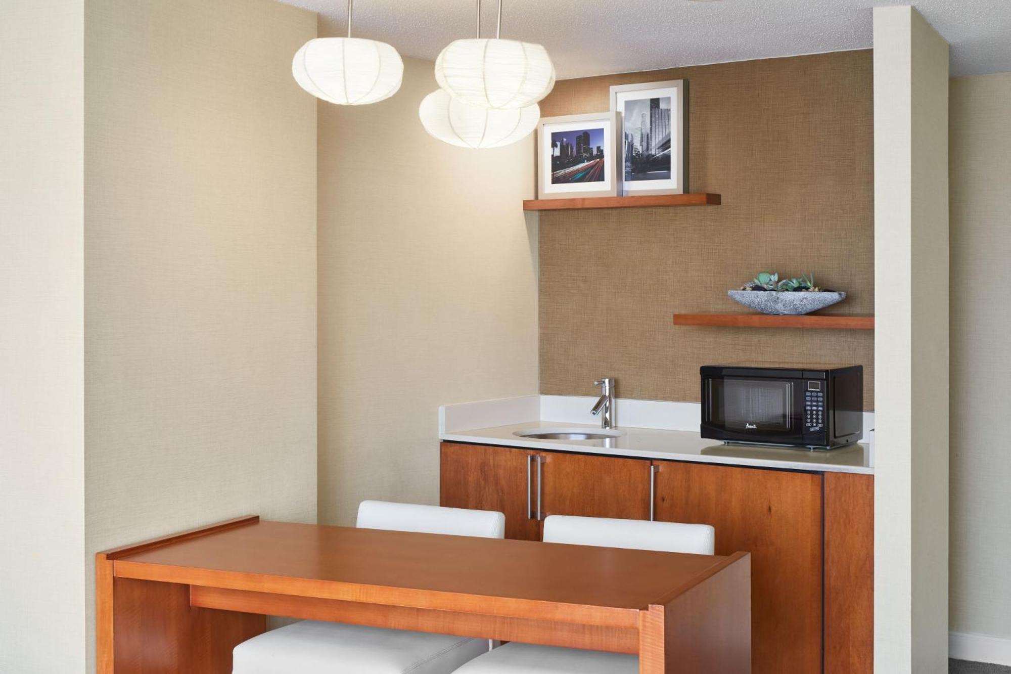 Redondo Suite 1 Bedroom Suite 1 King Sofa bed City view