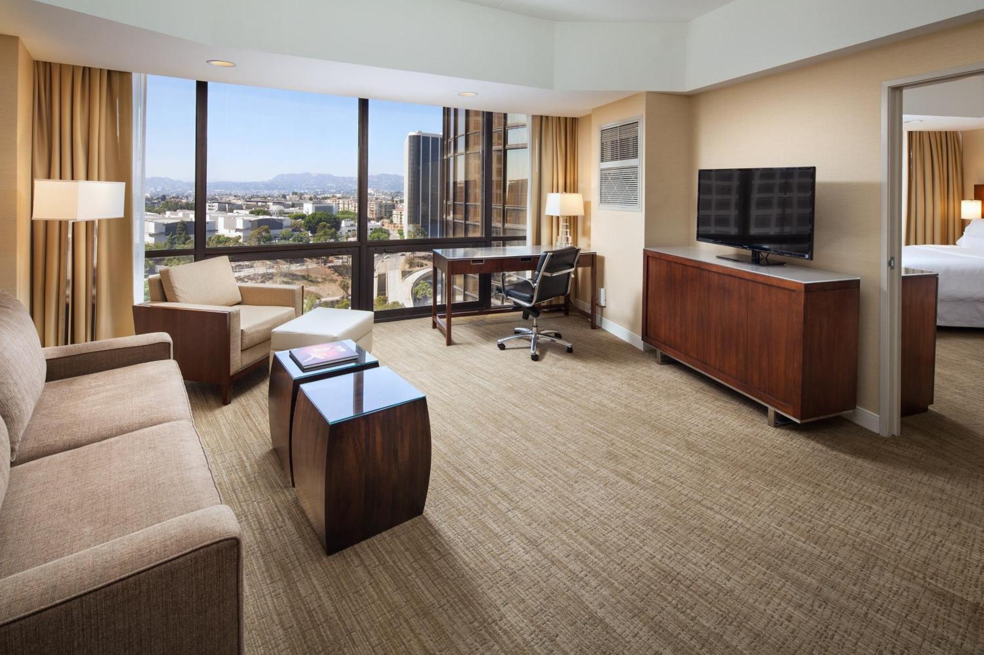 1 Bedroom Suite 1 King City view Green Tower