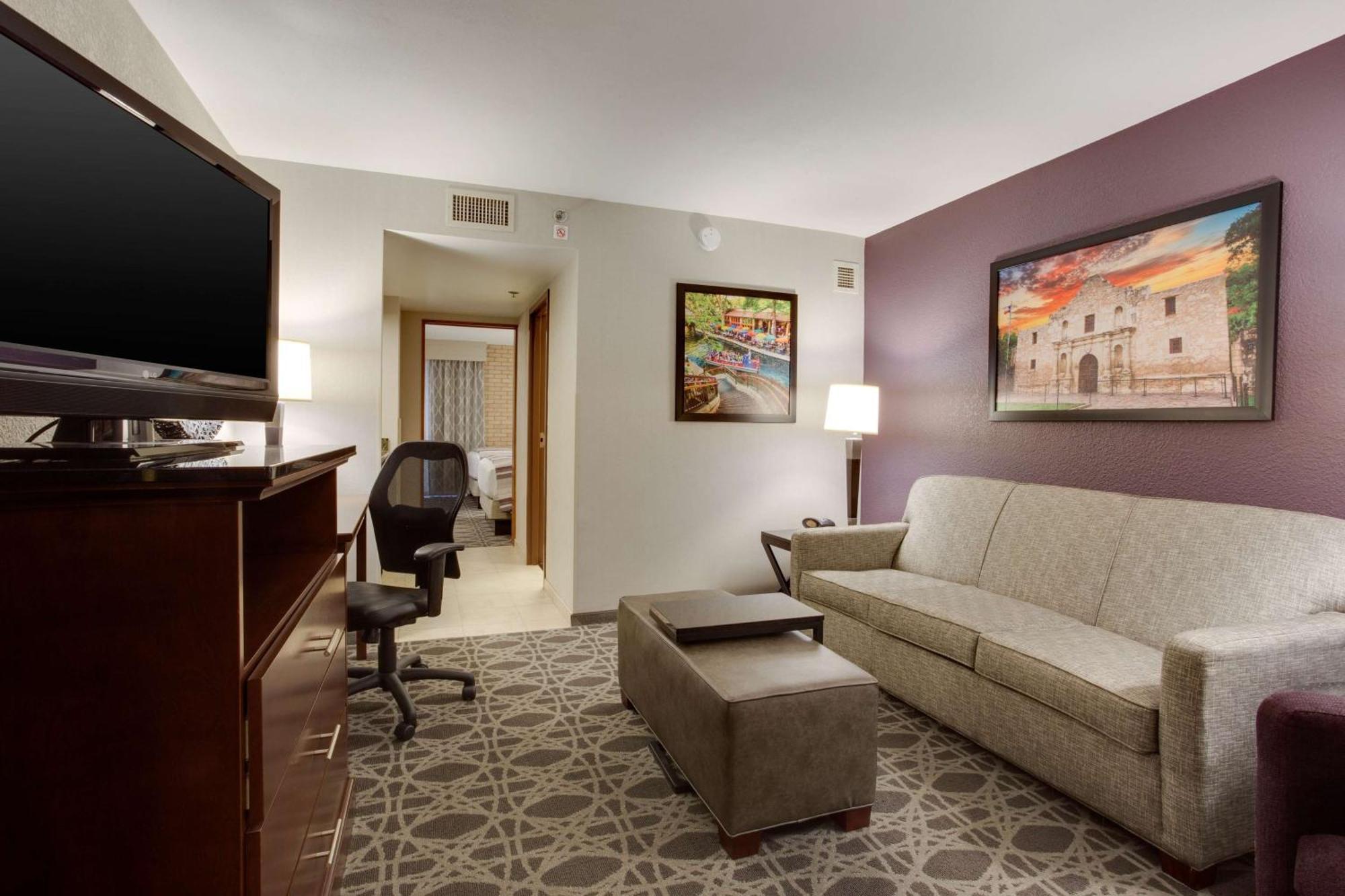 Queen Suite Two Queen Beds