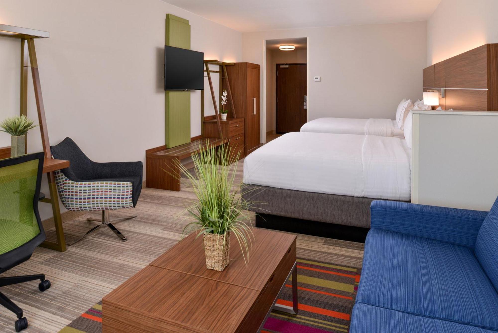 Queen Room Two Queen Beds Hearing Accessible or Non-Smoking