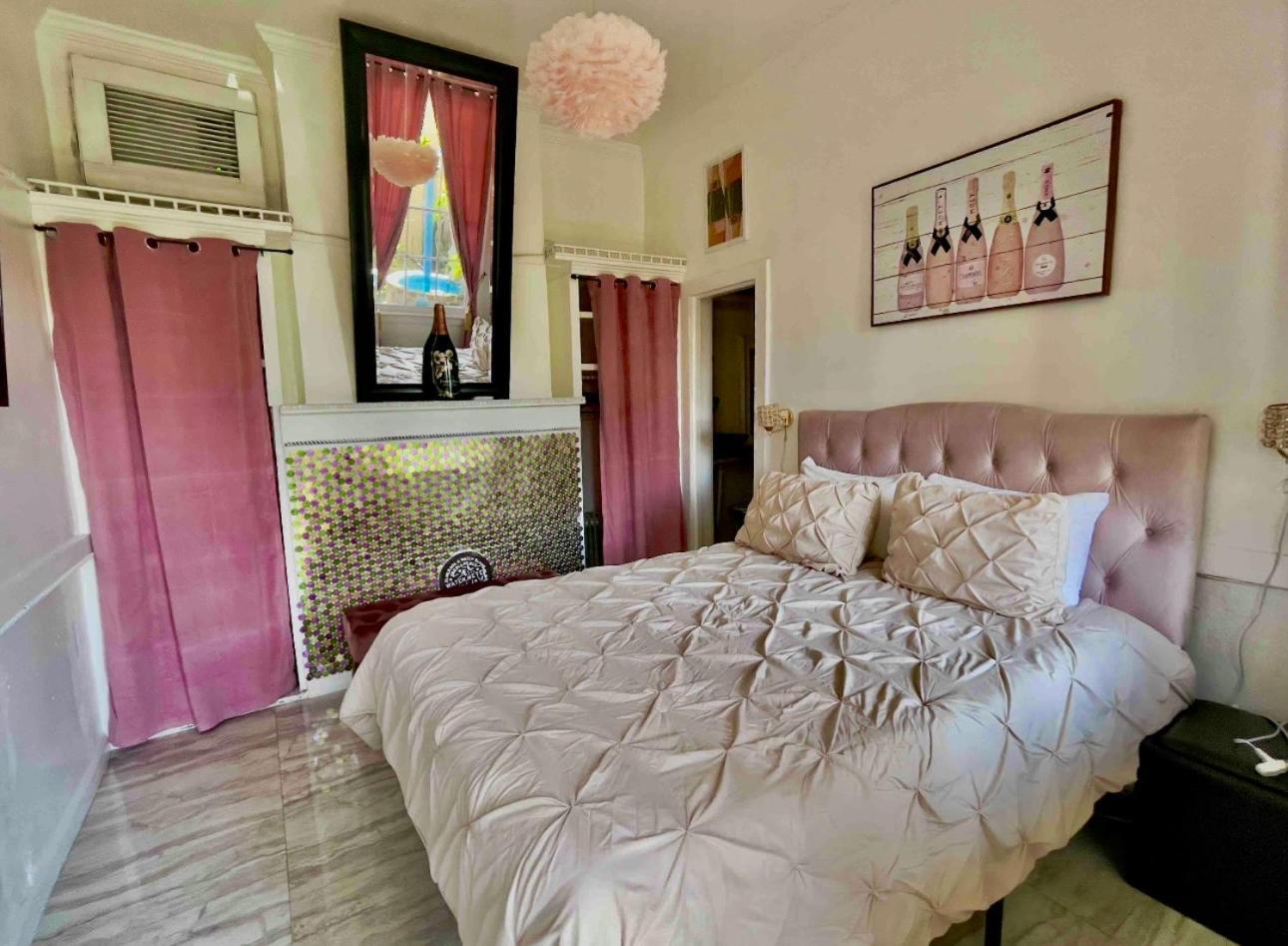 Deluxe Queen Room 4