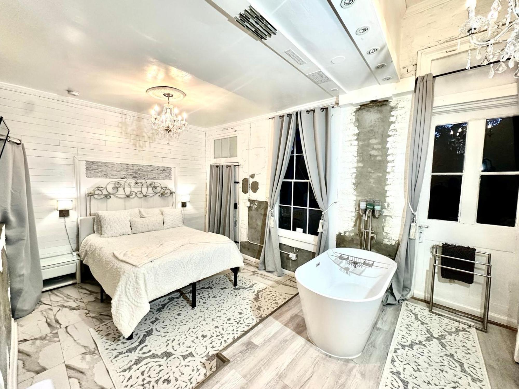 Deluxe Queen Room 3