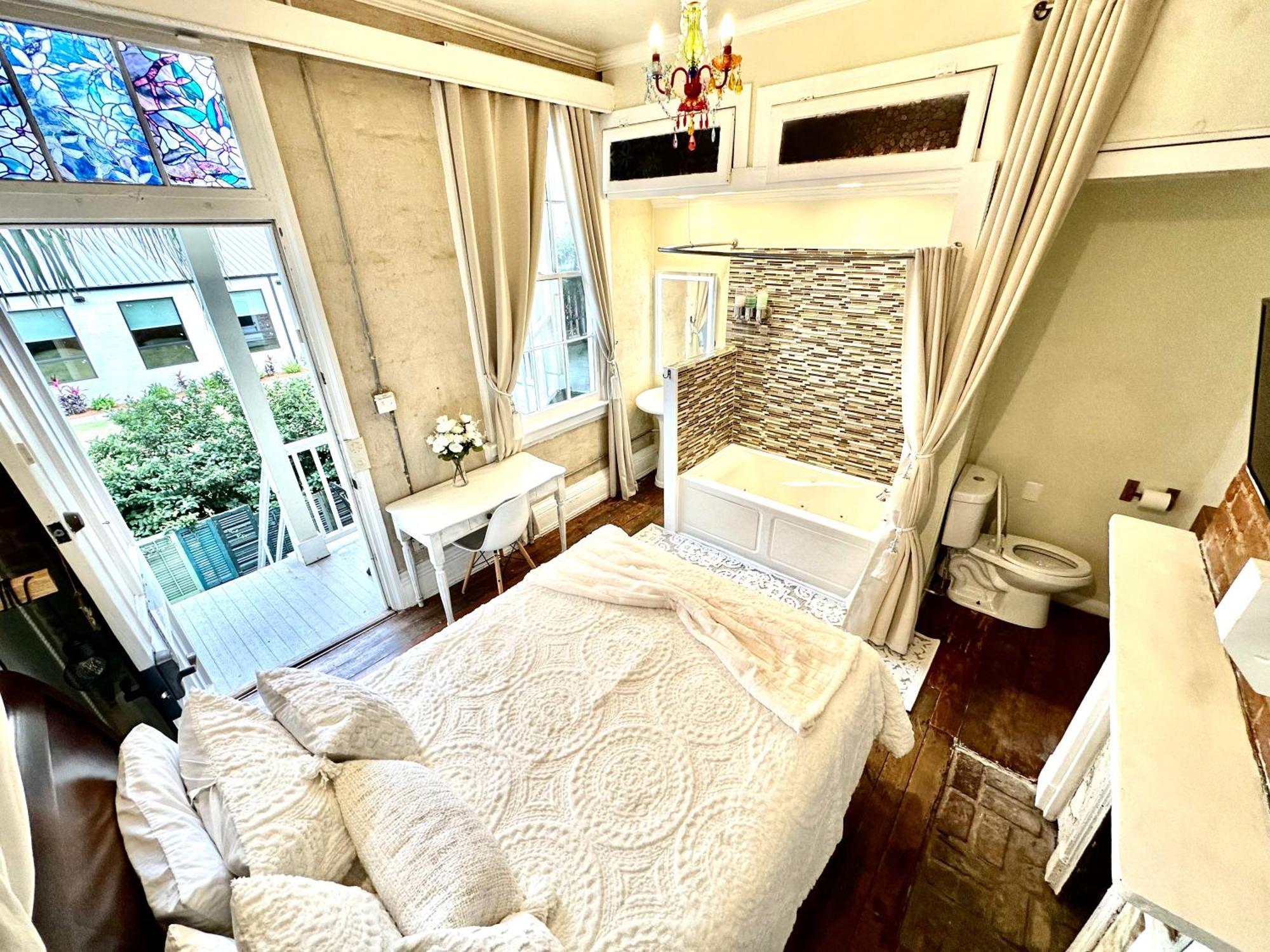 Deluxe Queen Room 2