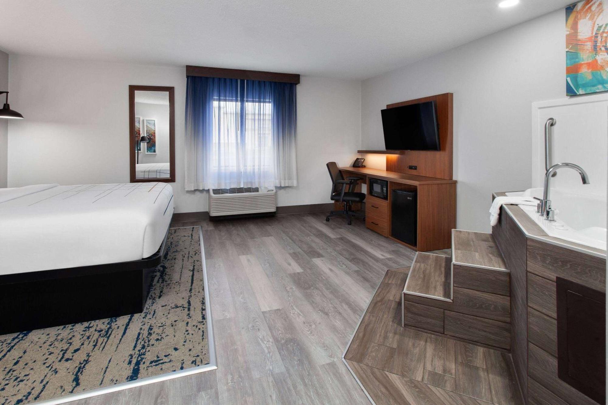 Deluxe King Room Jetted Tub Non-Smoking