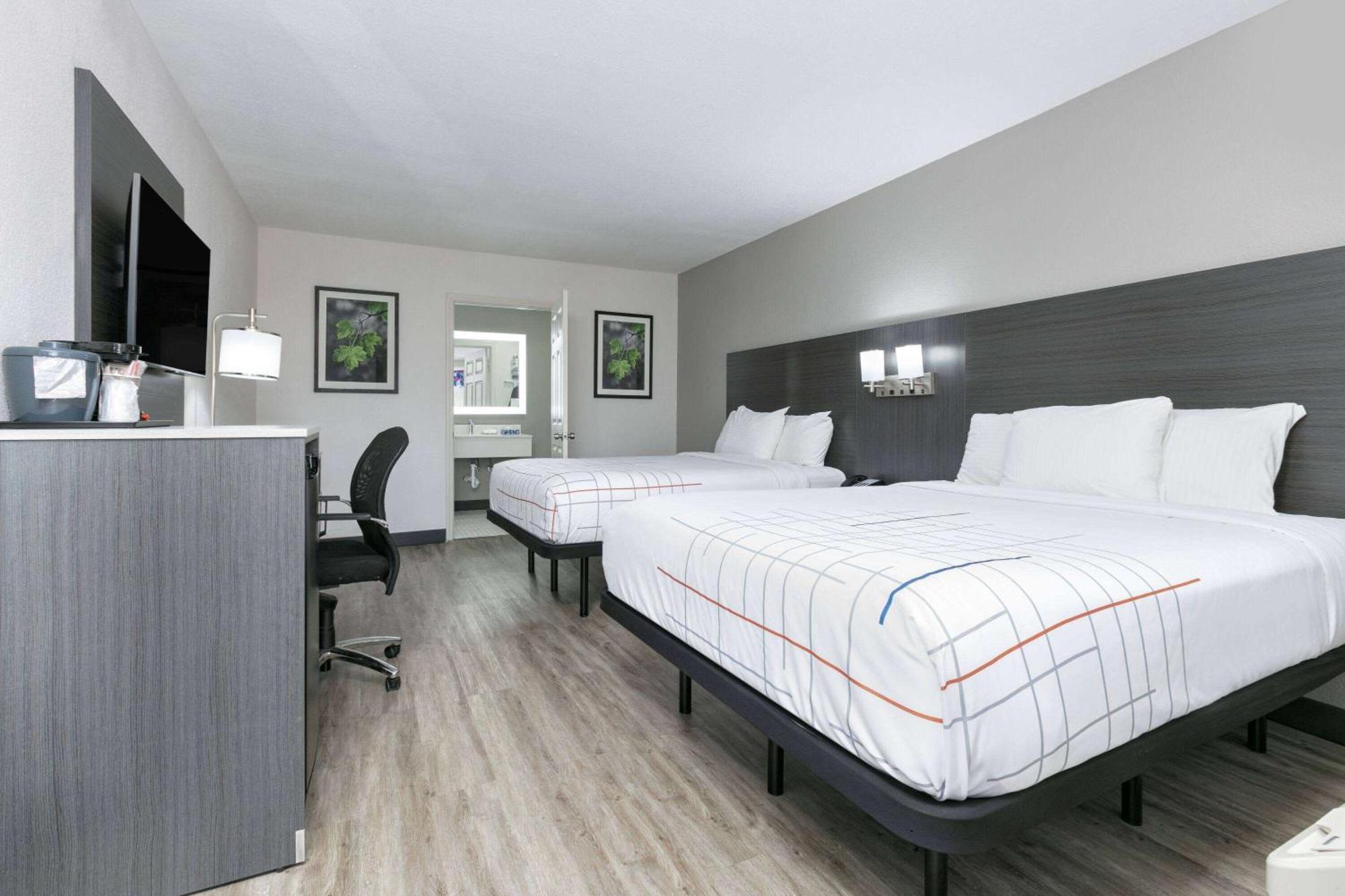 Double Room Two Double Beds Bath Tub Mobilty Accessible or Non-Smoking