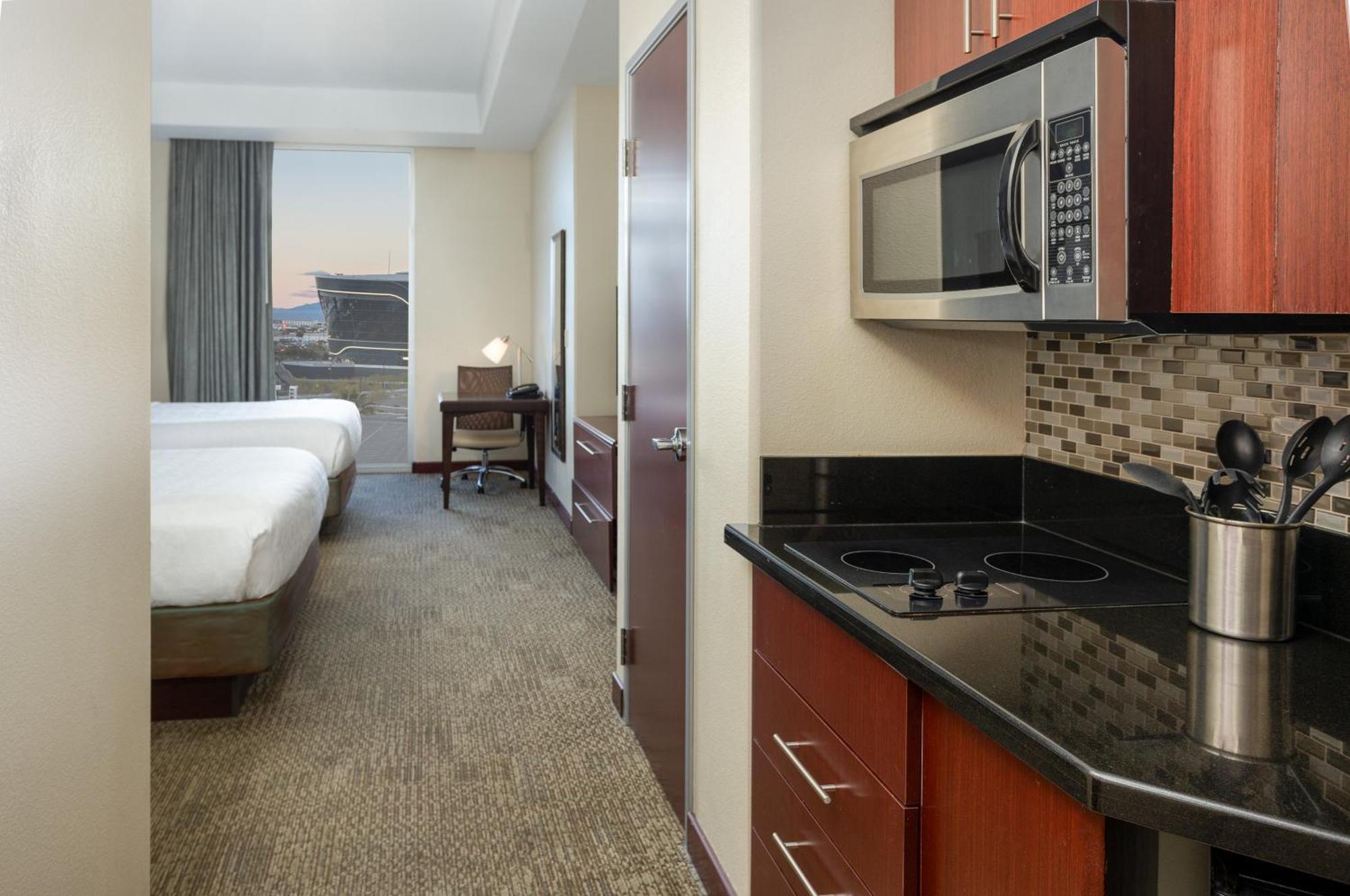 Studio Queen Suite Two Queen Beds City View