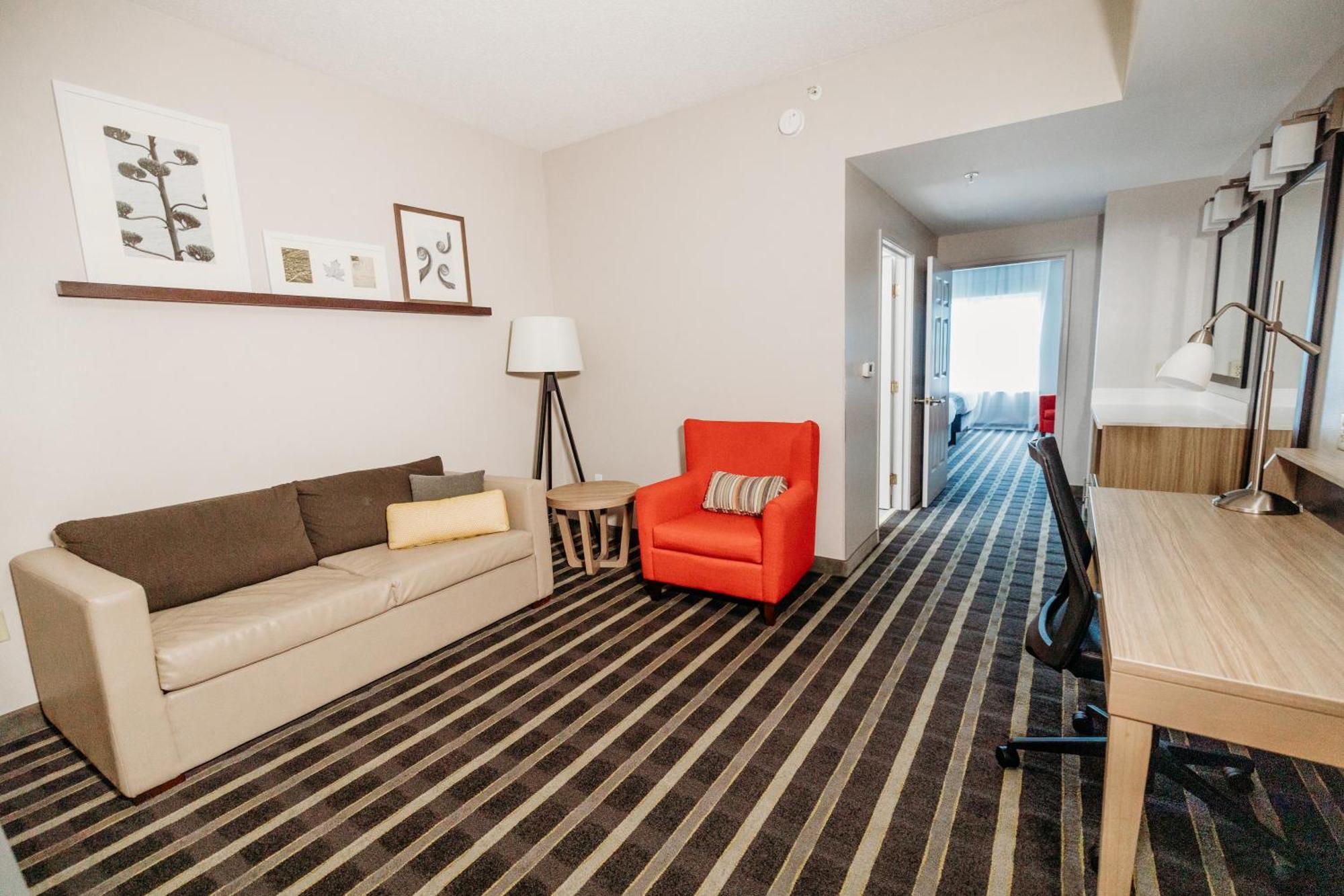 One-Bedroom Suite Two Queen Beds Sofa Bed Roll Shower Non-Smoking
