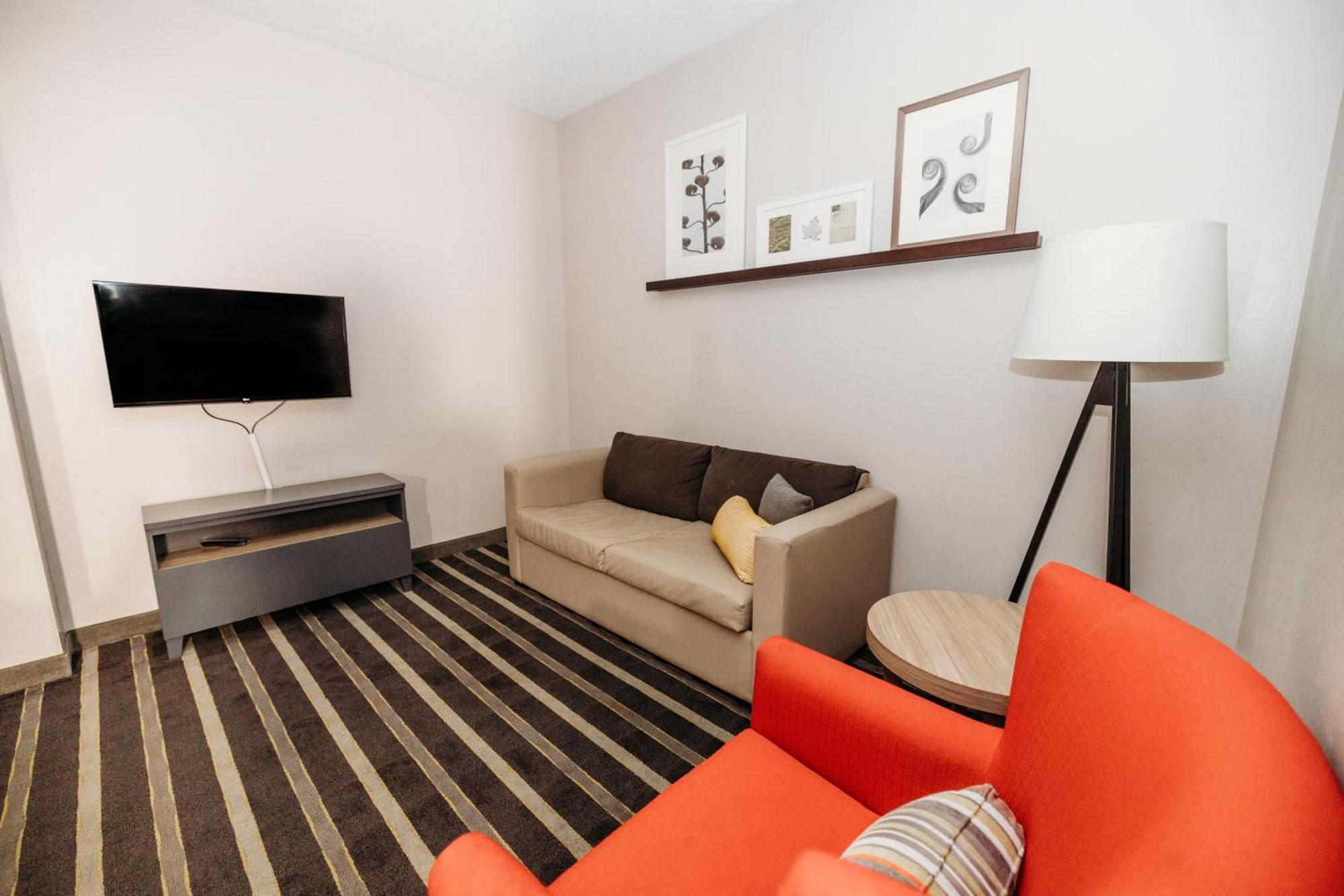 One-Bedroom Suite Two Queen Beds Sofa Bed Roll Shower Non-Smoking