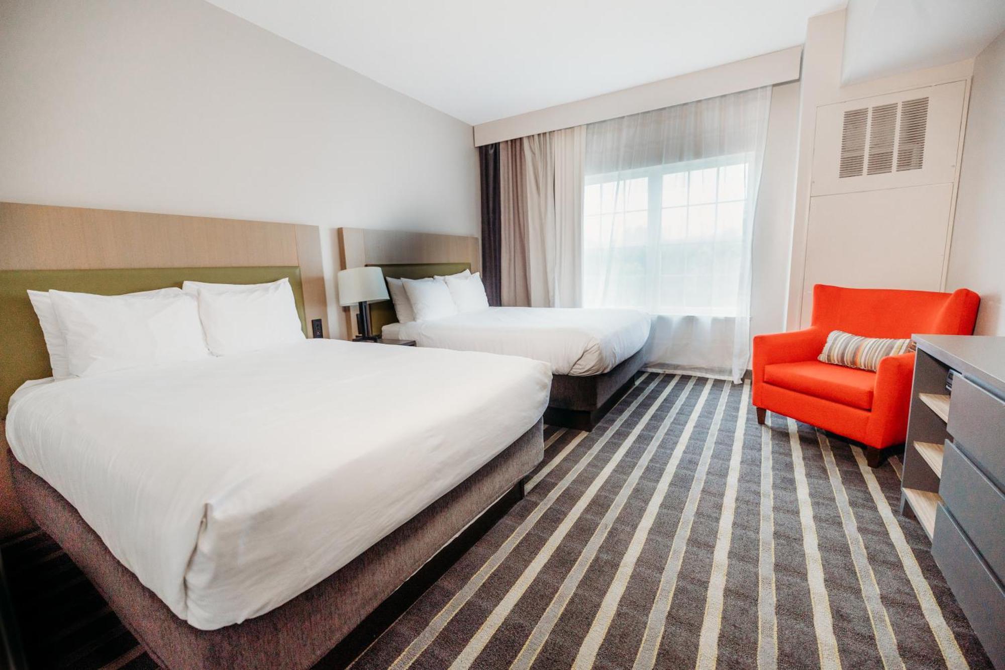 One-Bedroom Suite Two Queen Beds Sofa Bed Roll Shower Non-Smoking
