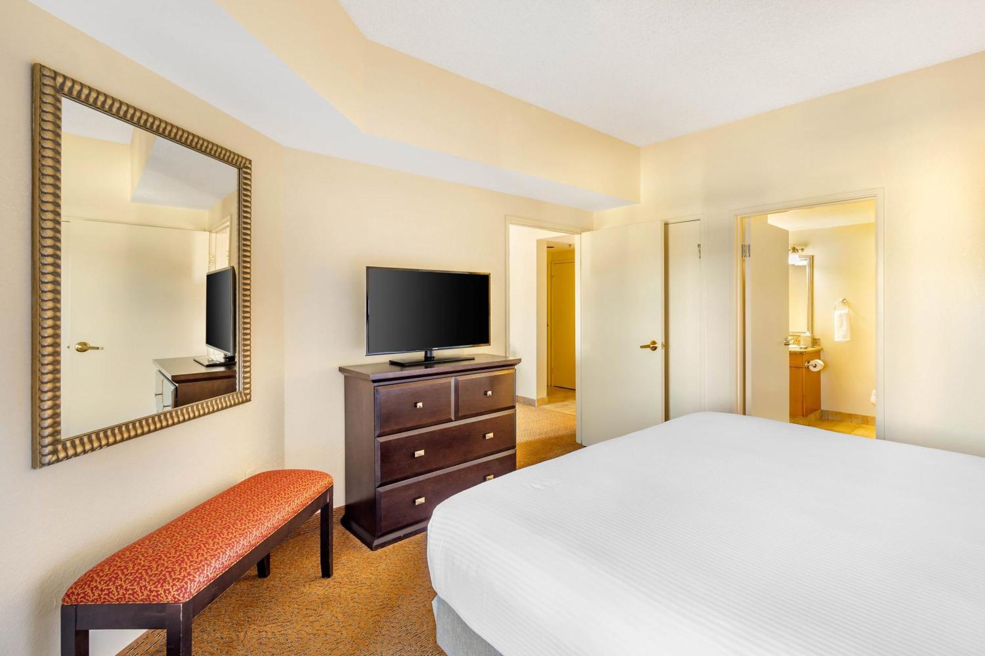 One-Bedroom King Suite Roll Shower
