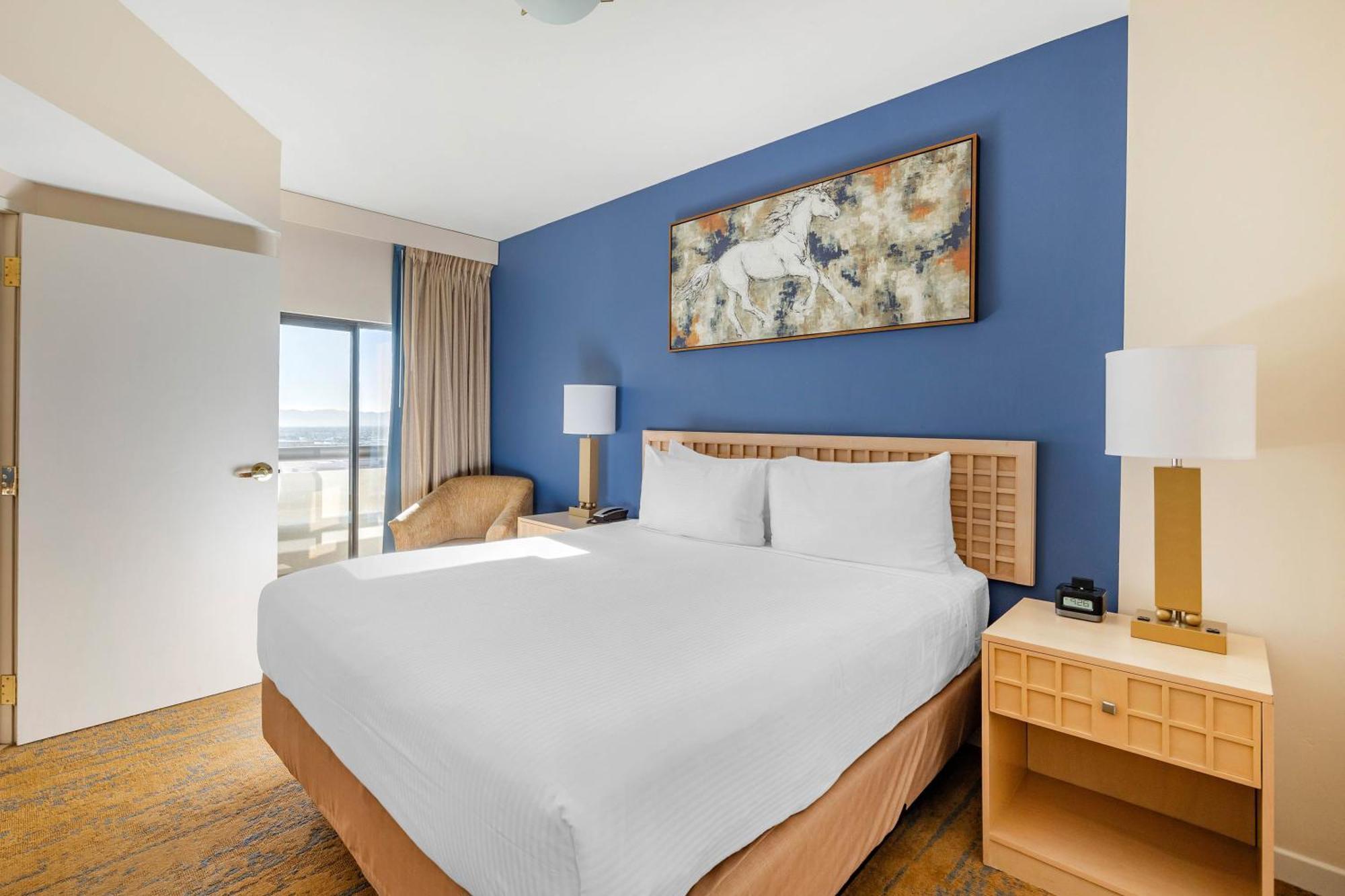 1 BEDROOM 1 KING DELUXE SUITE ACCESSIBLE TUB