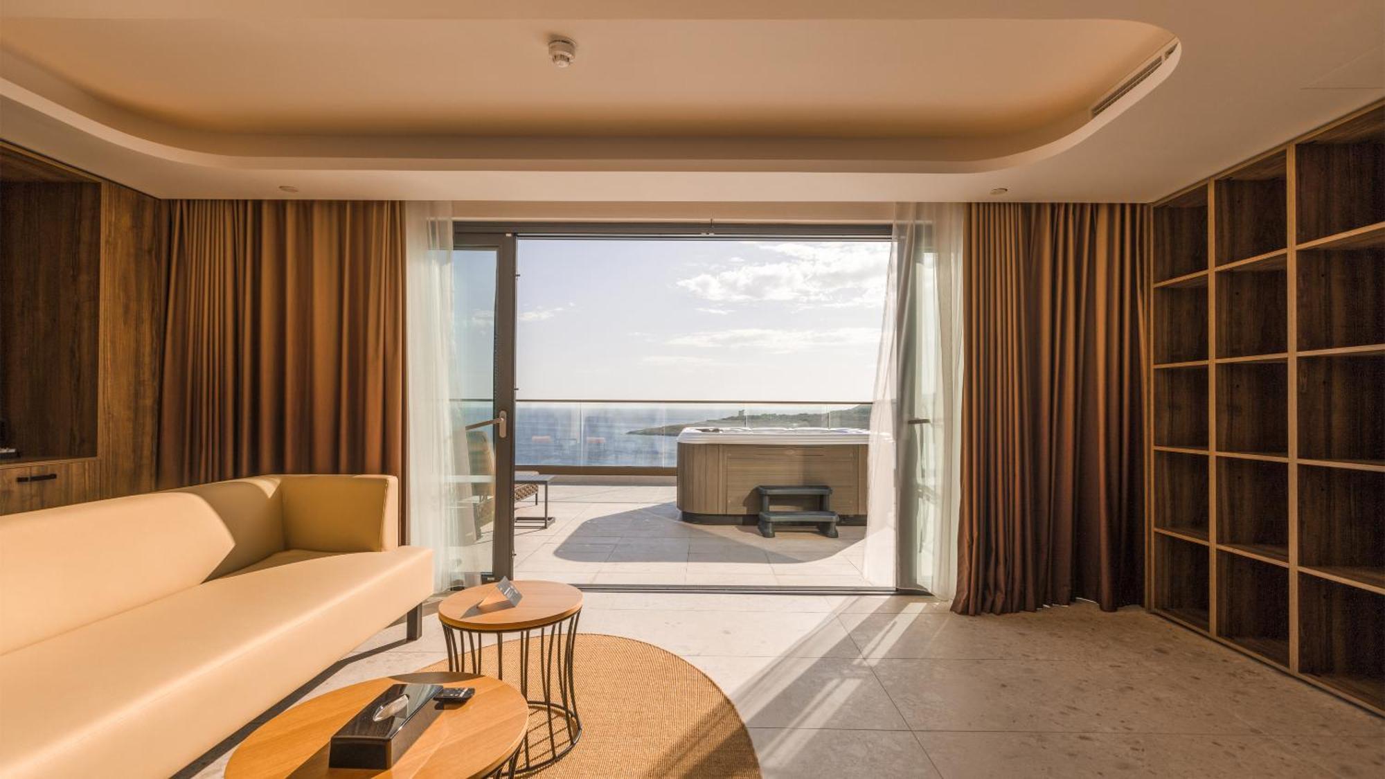 Apartament typu Deluxe Suite z widokiem na morze i wanną z hydromasażem